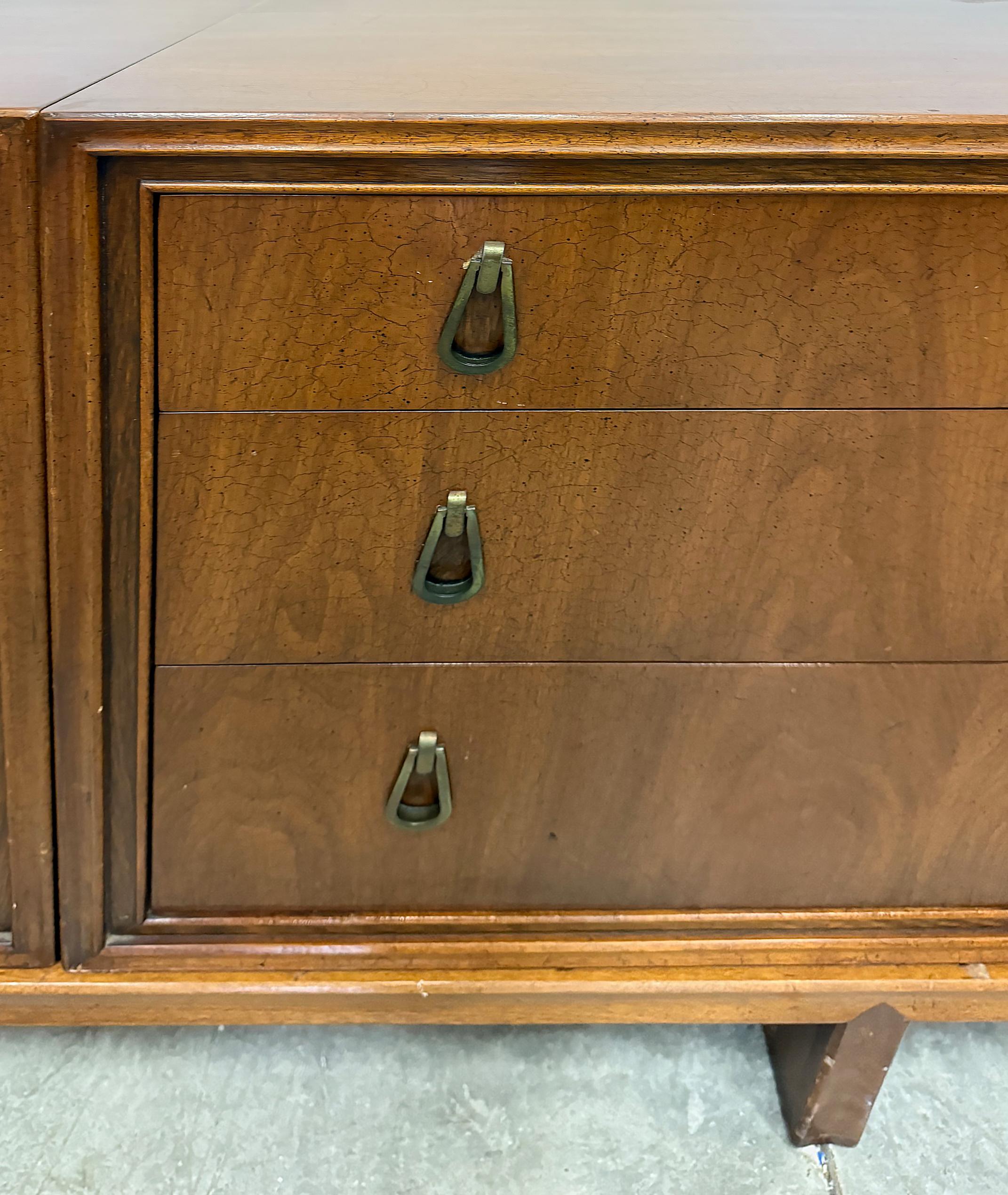 Monumental Mount Airy - Credenza moderna di metà secolo in noce e ottone in vendita 1