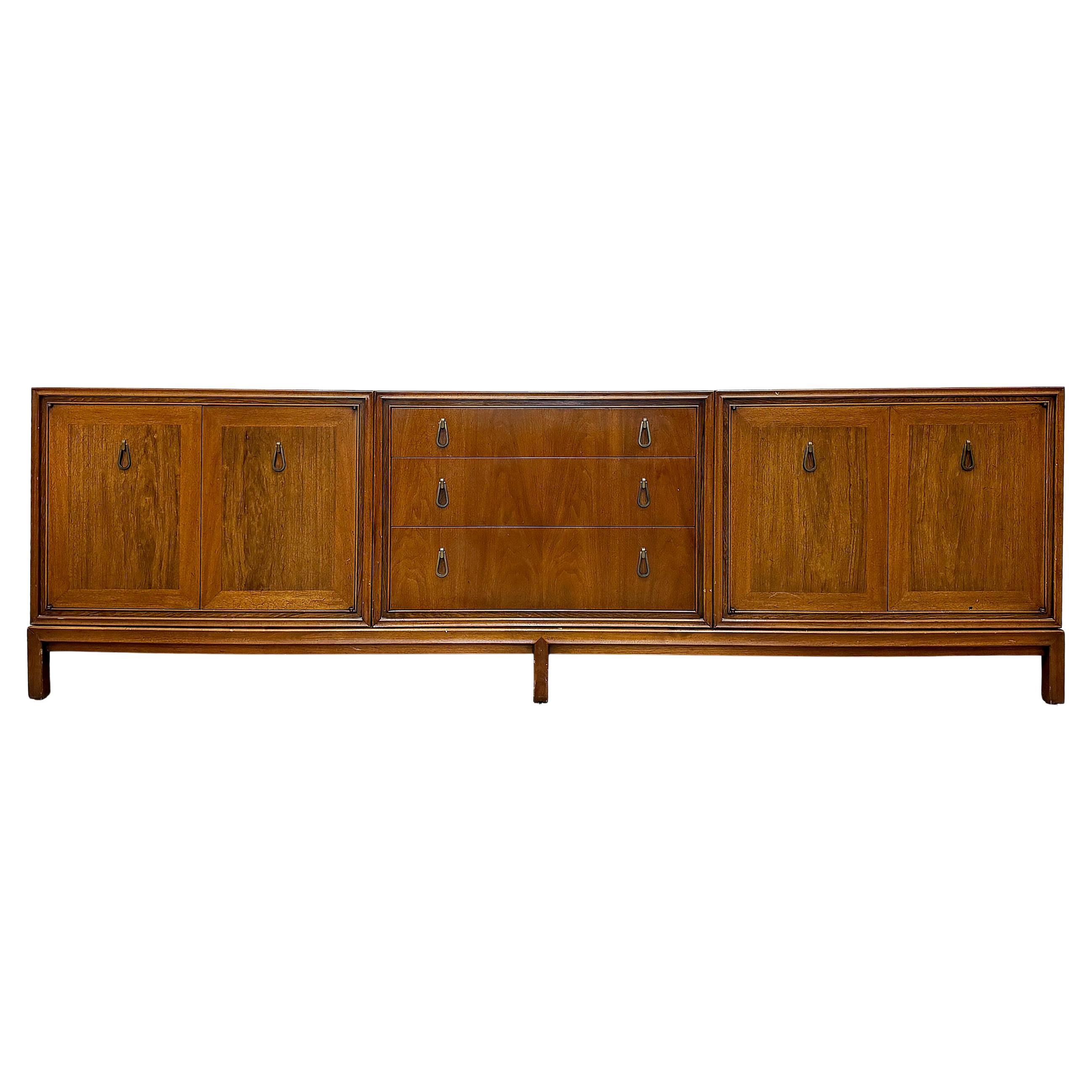Monumental Mount Airy - Credenza moderna di metà secolo in noce e ottone in vendita