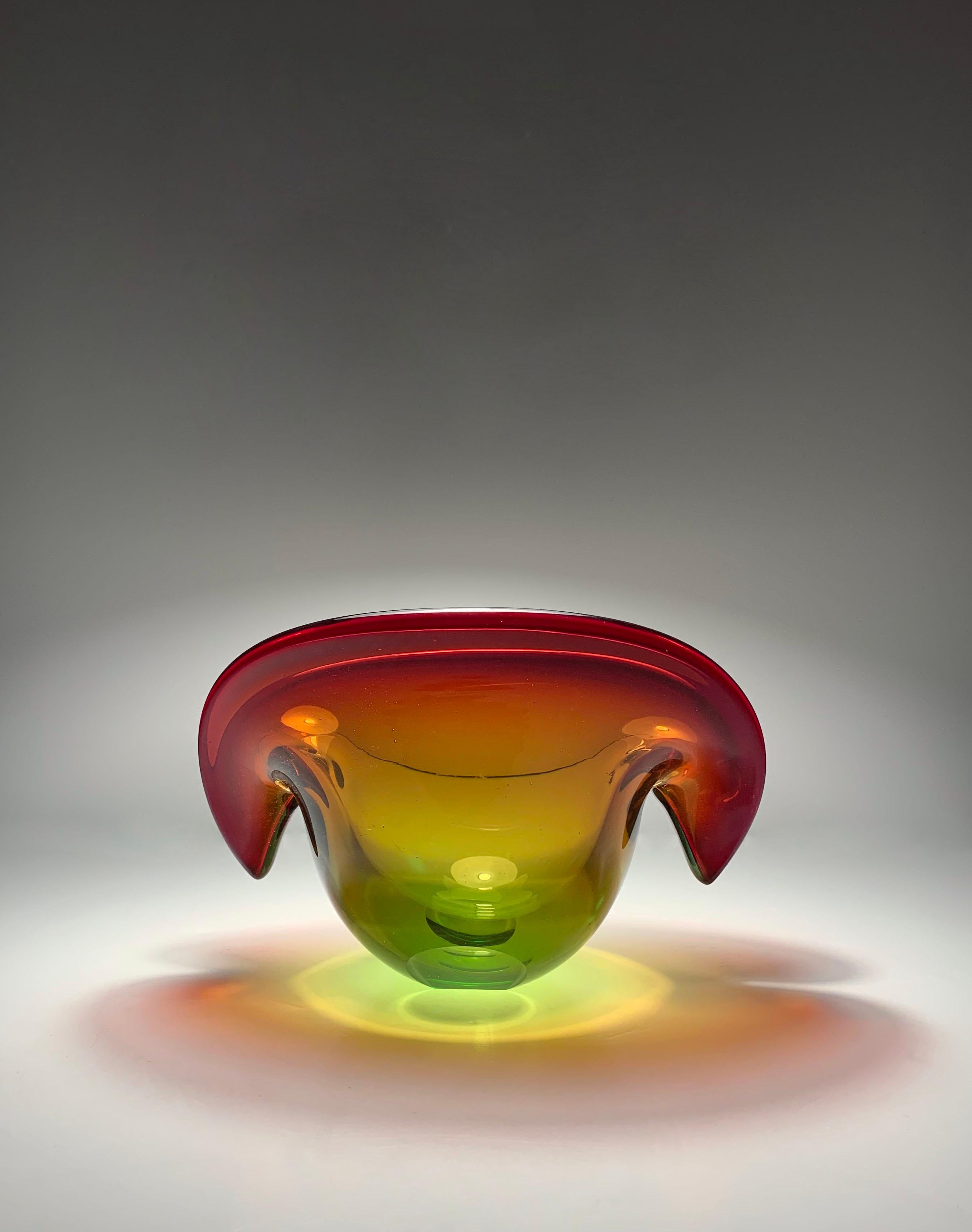 Monumentale coupe en verre de Murano attribuée à Seguso Dalla Venezia.

Veuillez noter la taille car nous n'en avons jamais vu d'aussi grande. 