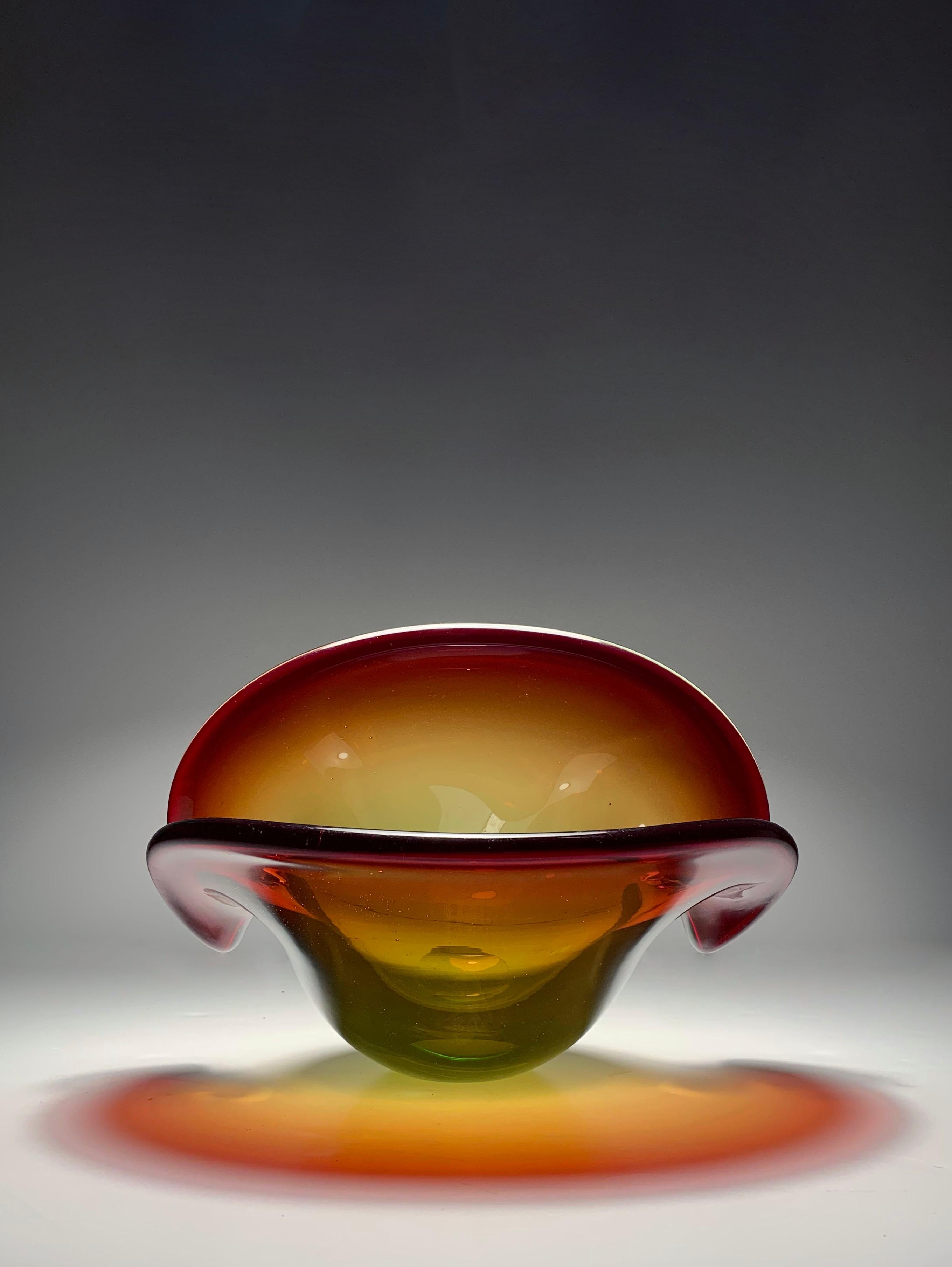 italien Bol monumental en verre de Murano en forme de coquillage de Seguso Dalla Venezia en vente