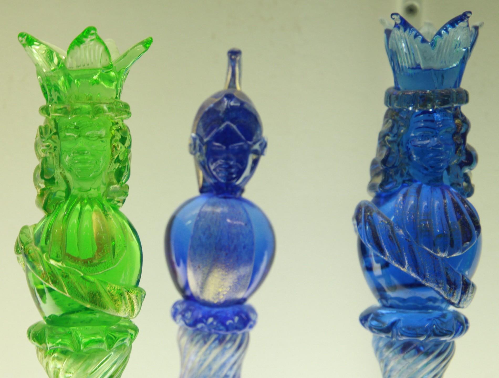 Monumental Tablero de Ajedrez de Cristal de Murano 32 Piezas Escultóricas Pan de Oro Único 9