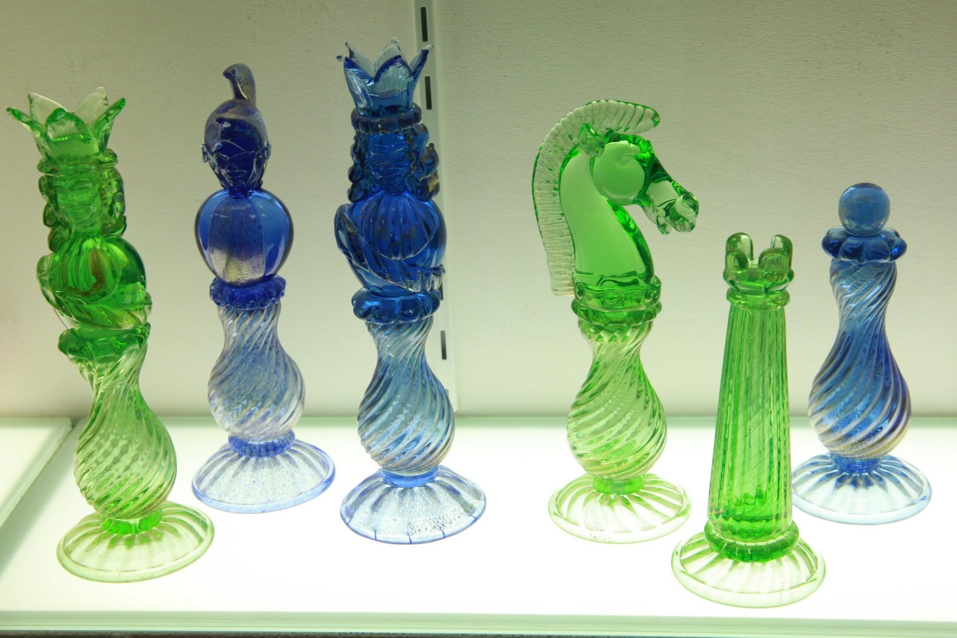 Gran tablero de ajedrez especial. El tablero tiene unas 50 pulgadas cuadradas (125 cm cuadrados). 
El juego está completo. Dos colores, verde y azul cobalto. Las piezas están totalmente hechas a mano en Murano.
La pieza más alta, el rey, mide 33