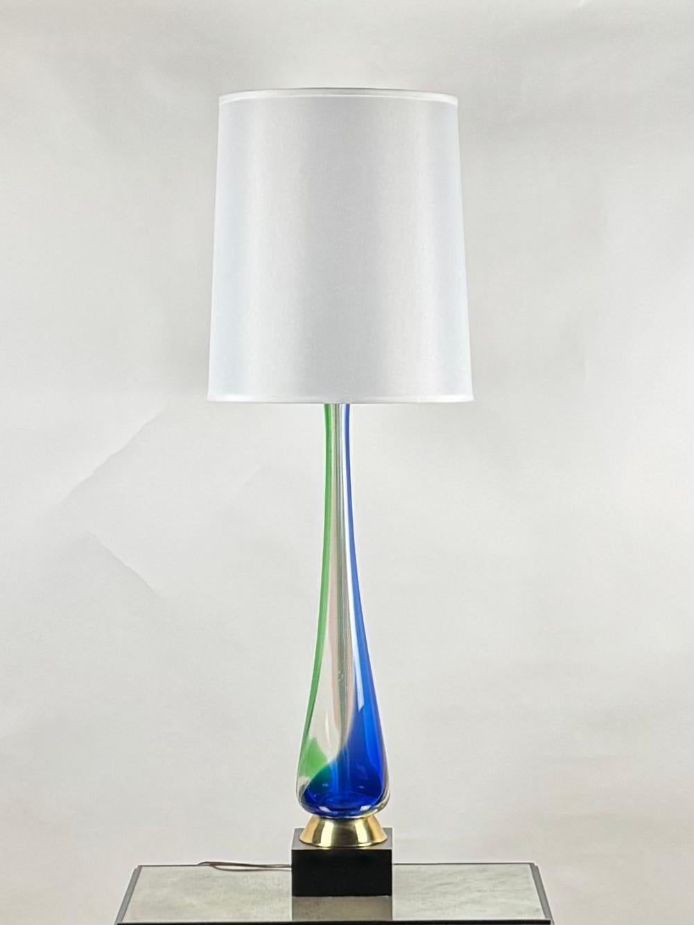 Monumental lámpara de cristal de Murano de Fulvio Bianconi para Venini.
Llamativa lámpara de su serie Fasce Verticali, con una nueva pantalla de lino blanco personalizada.
Las dimensiones indicadas (16 pulg. de diámetro x 48 pulg. de alto) son las