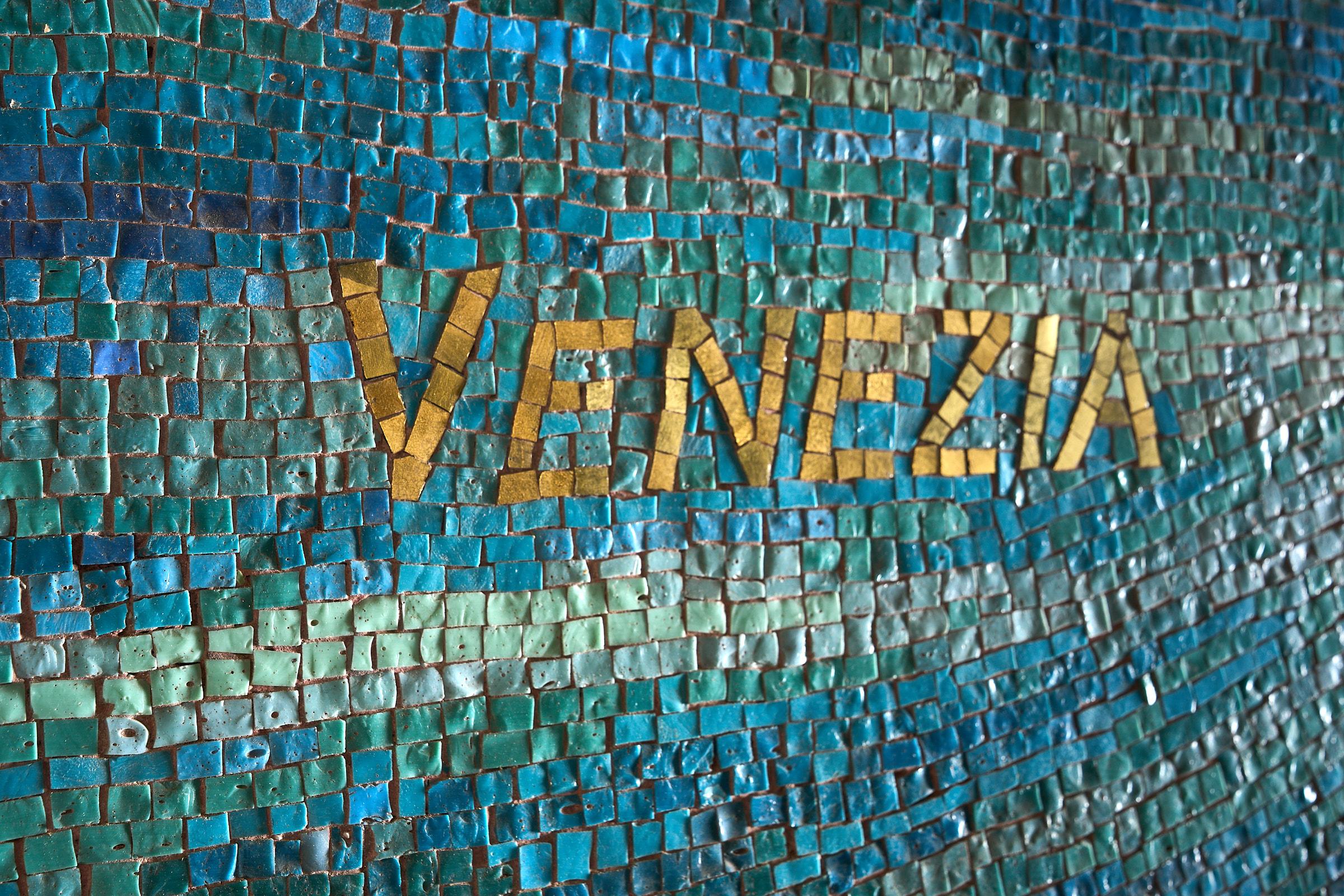 italien Mosaïque monumentale en verre de Murano représentant Venise - Century Glass Co. en vente