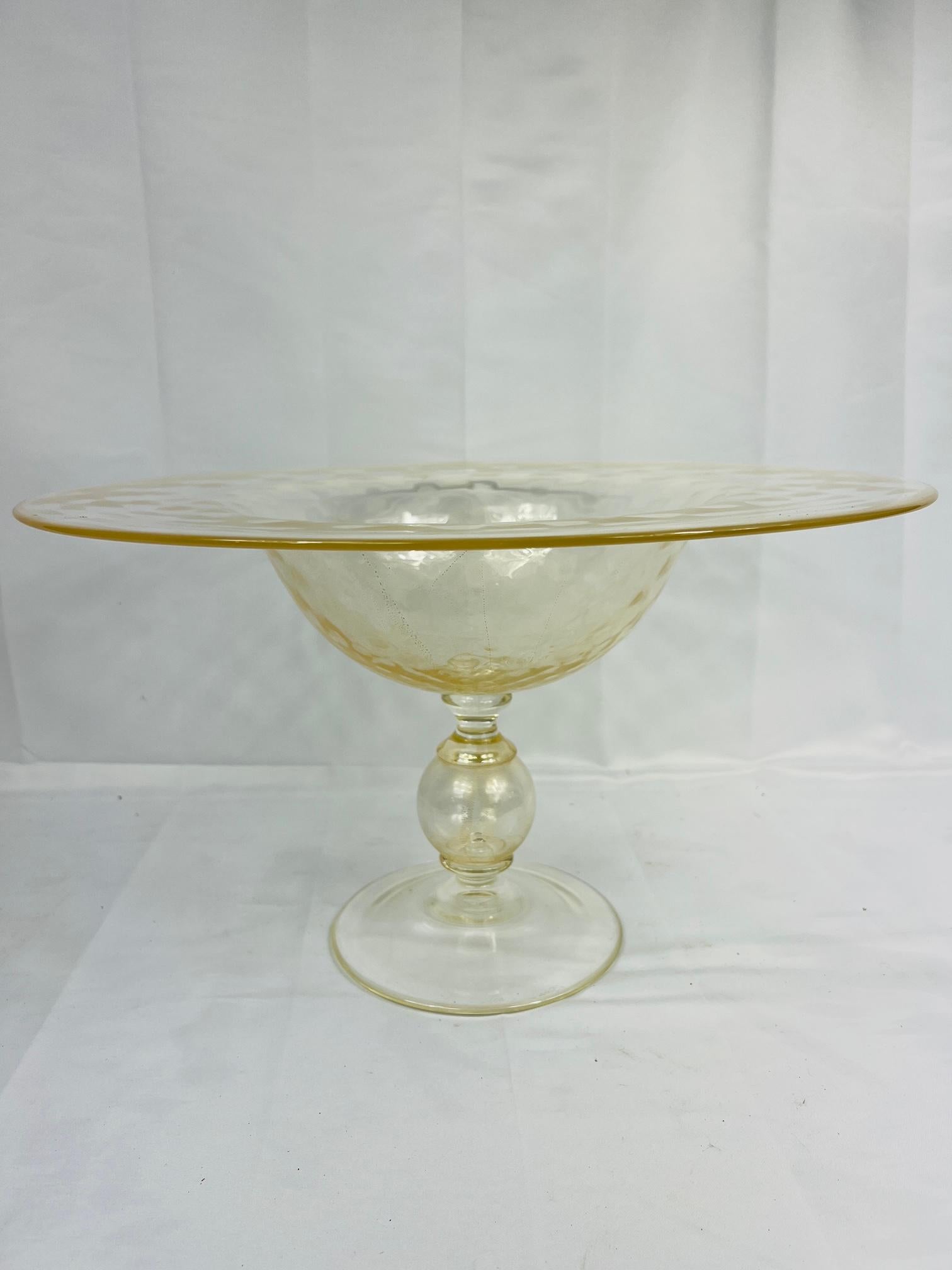 Dieser prächtige Tafelaufsatz aus Murano-Glas ist ein eindrucksvolles Beispiel italienischer Glasmacherkunst. Dieses monumentale Stück mit einer Breite von 18,25 Zoll ist ein Zeugnis für das Können und die Kreativität der Murano-Künstler. Das