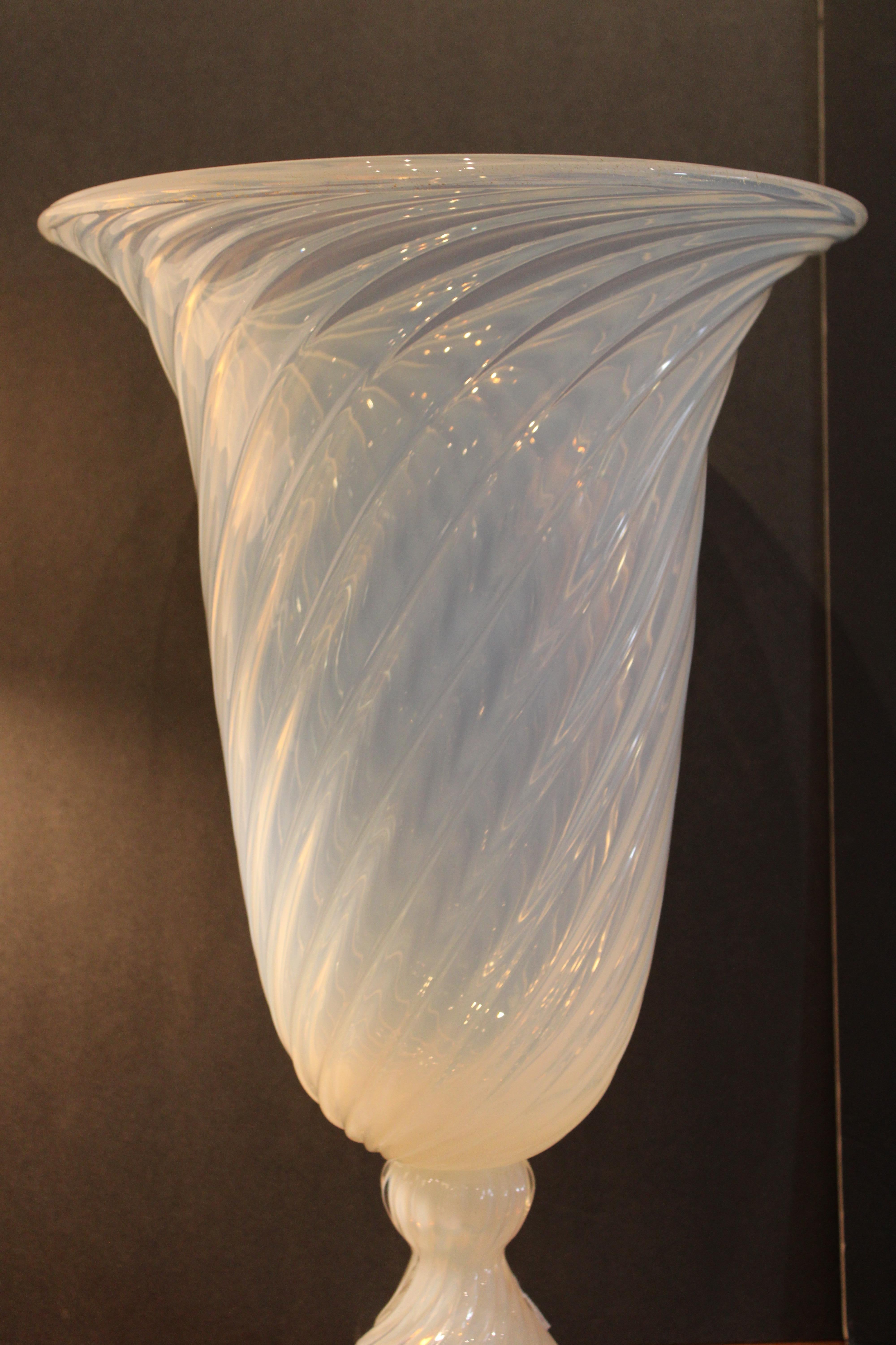 Moderno Vaso monumentale in vetro opalino di Murano firmato Cenedese in vendita