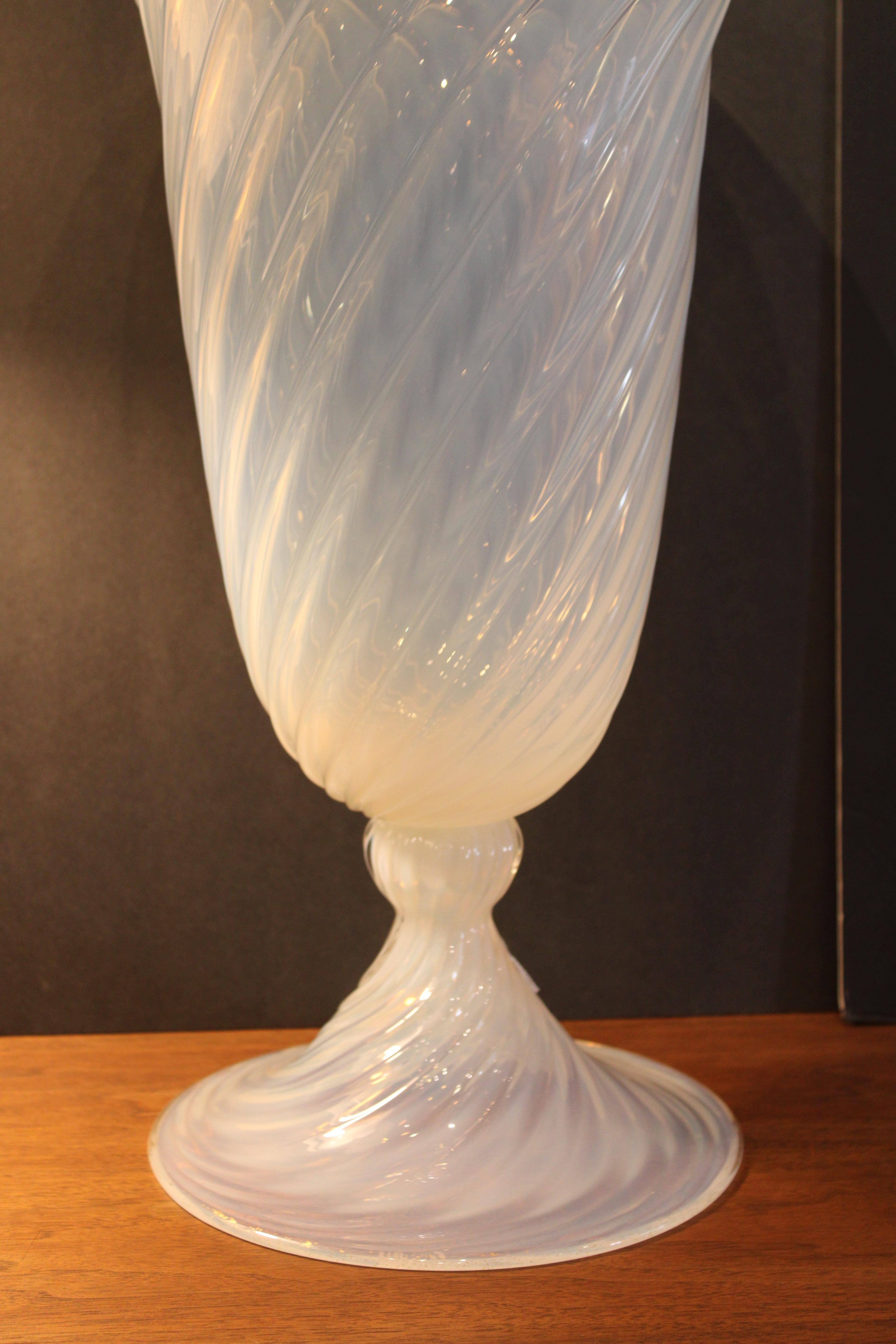 Italiano Vaso monumentale in vetro opalino di Murano firmato Cenedese in vendita