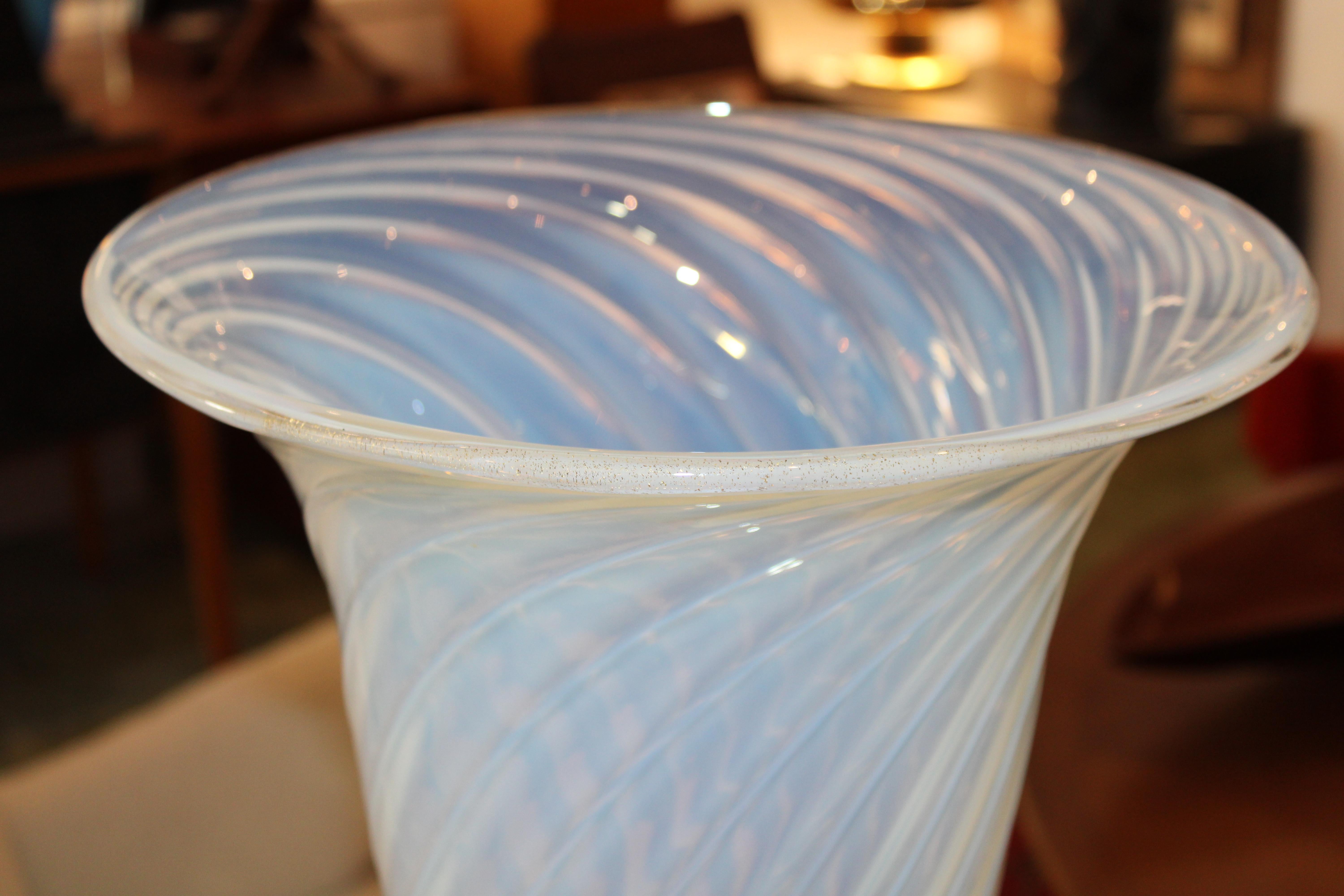 Metà XX secolo Vaso monumentale in vetro opalino di Murano firmato Cenedese in vendita
