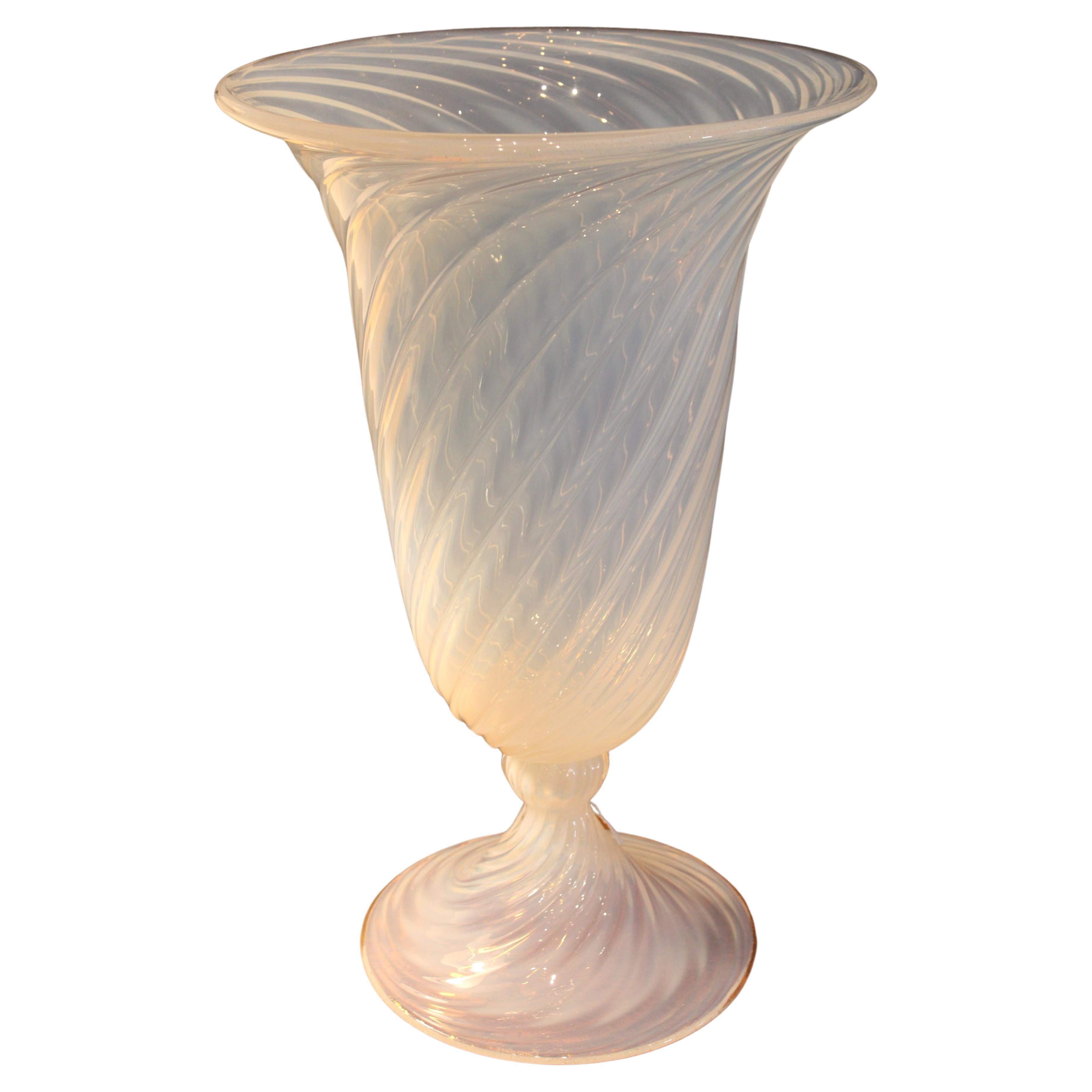 Vaso monumentale in vetro opalino di Murano firmato Cenedese