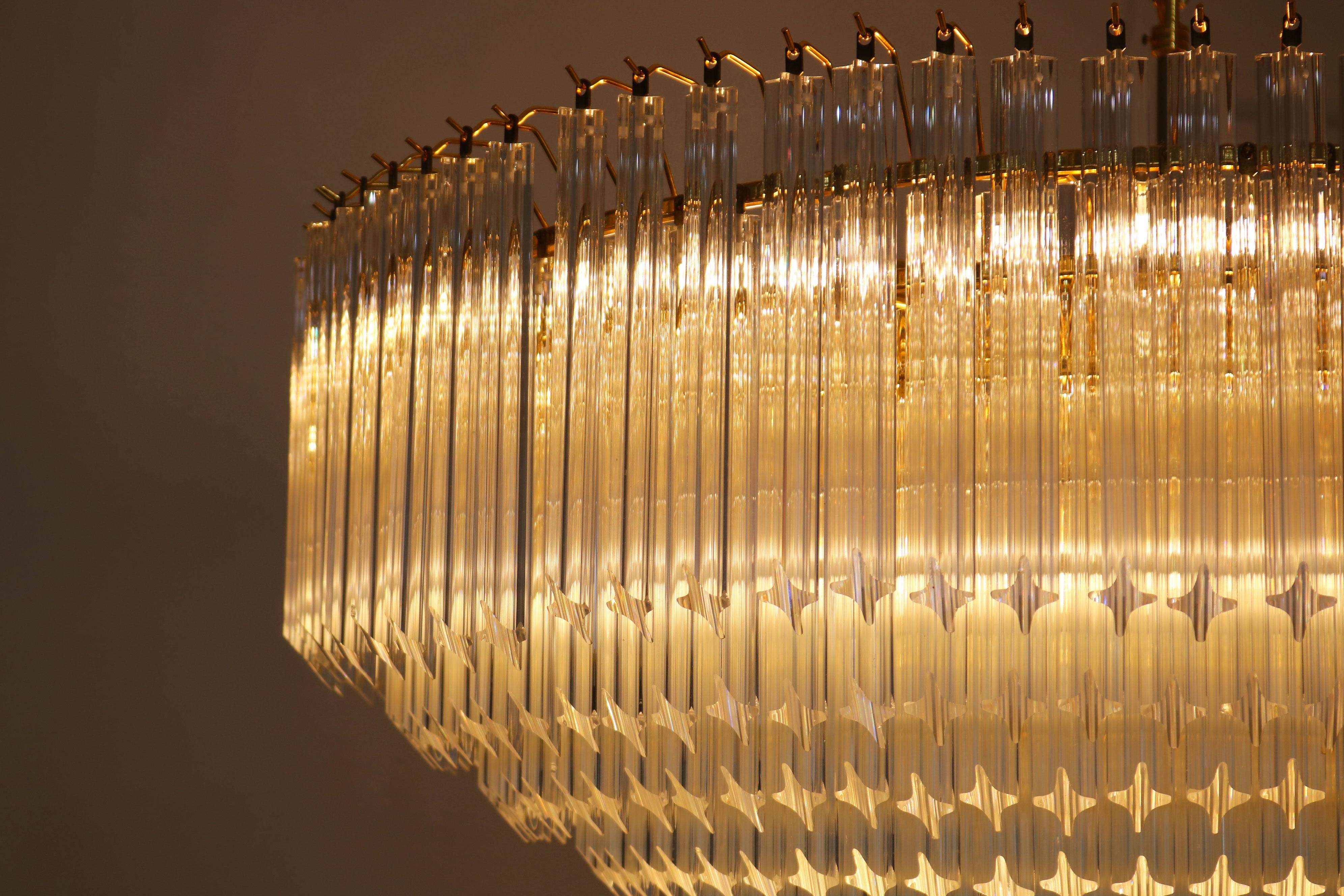 Impresionante araña monumental de Murano estilo Venini años 80, compuesta por unas impresionantes 440 varillas de cristal Quadriedri talladas a mano y suspendidas de un elegante marco de latón pulido. Esta pieza excepcional encarna el glamour y la