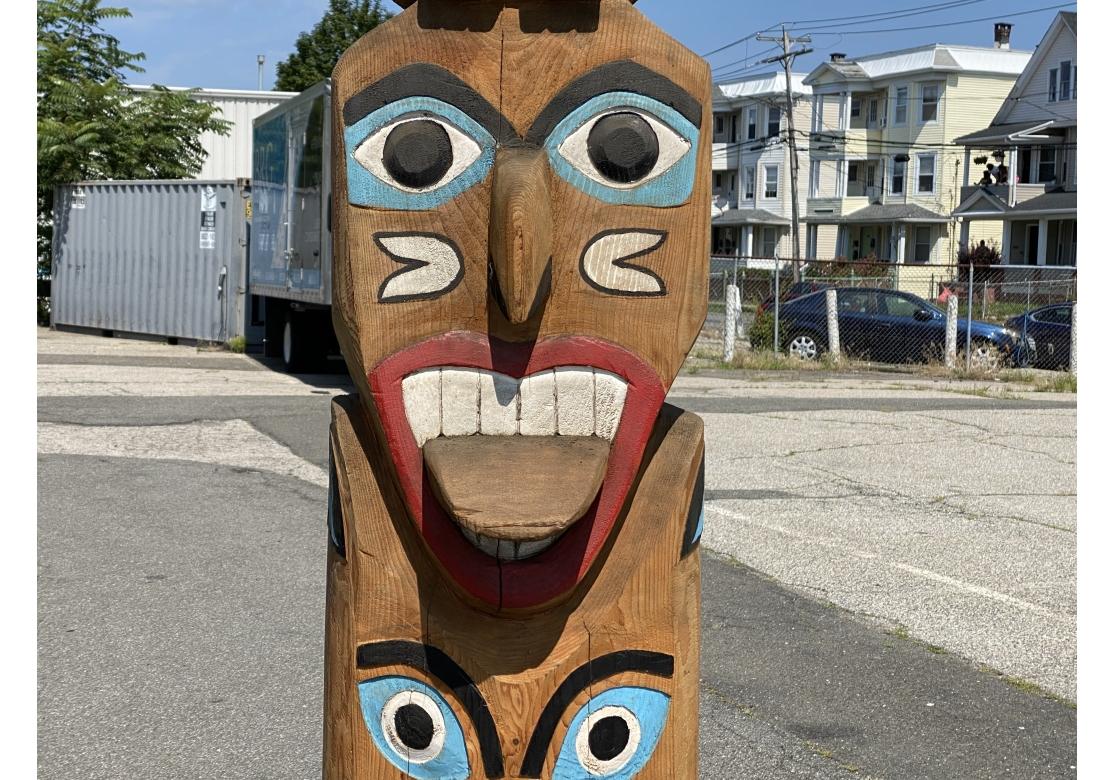 Tótem monumental nativo americano tallado a mano, pintado y firmado Tribal en venta