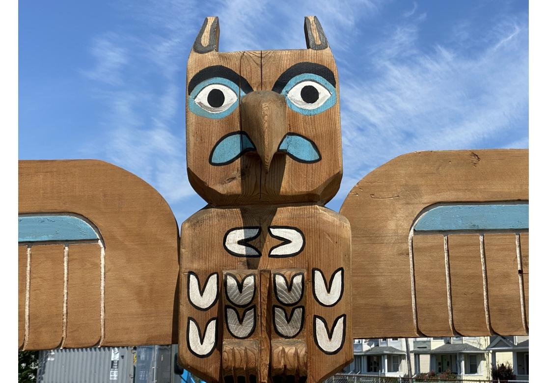 Tótem monumental nativo americano tallado a mano, pintado y firmado Tallado a mano en venta