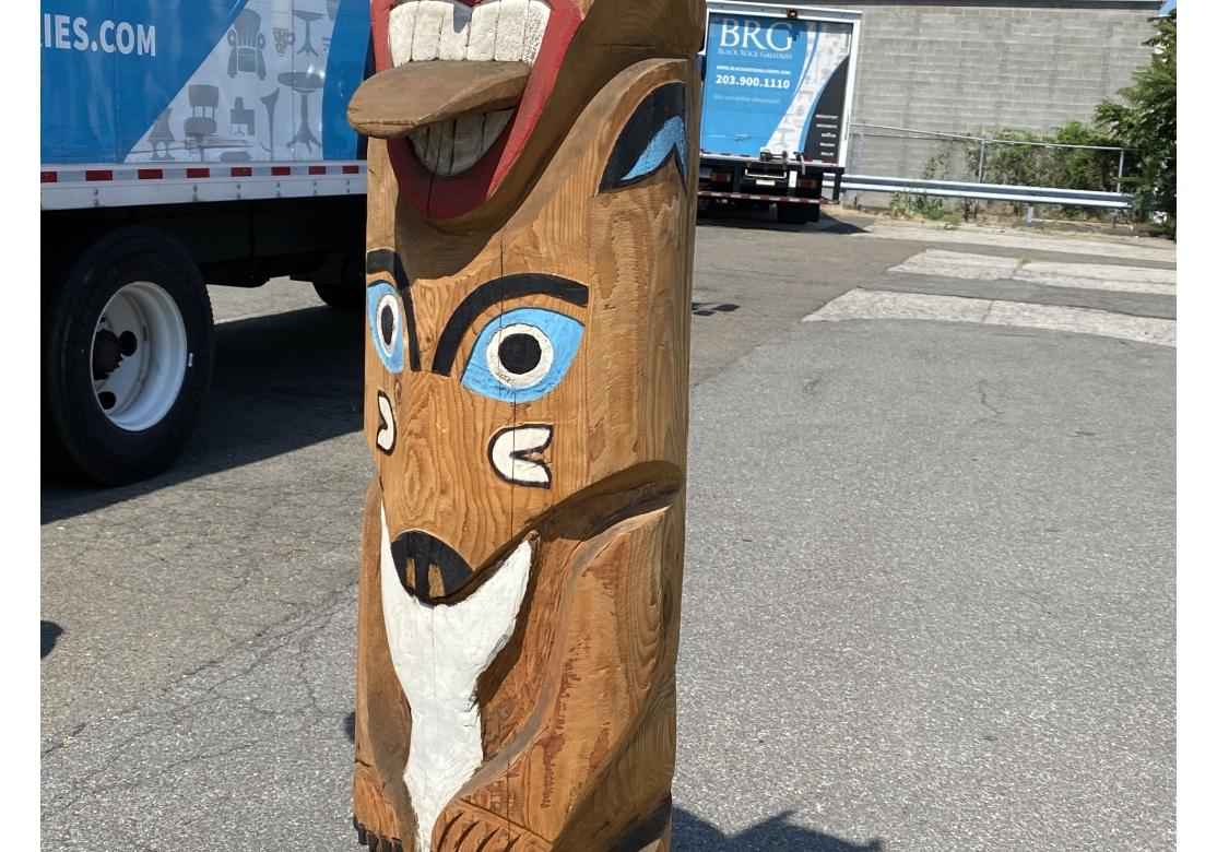 Tótem monumental nativo americano tallado a mano, pintado y firmado en Desgastado estado para la venta en Bridgeport, CT