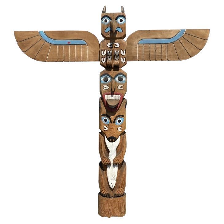 Monumentale palo totem dei nativi americani scolpito a mano, dipinto e firmato