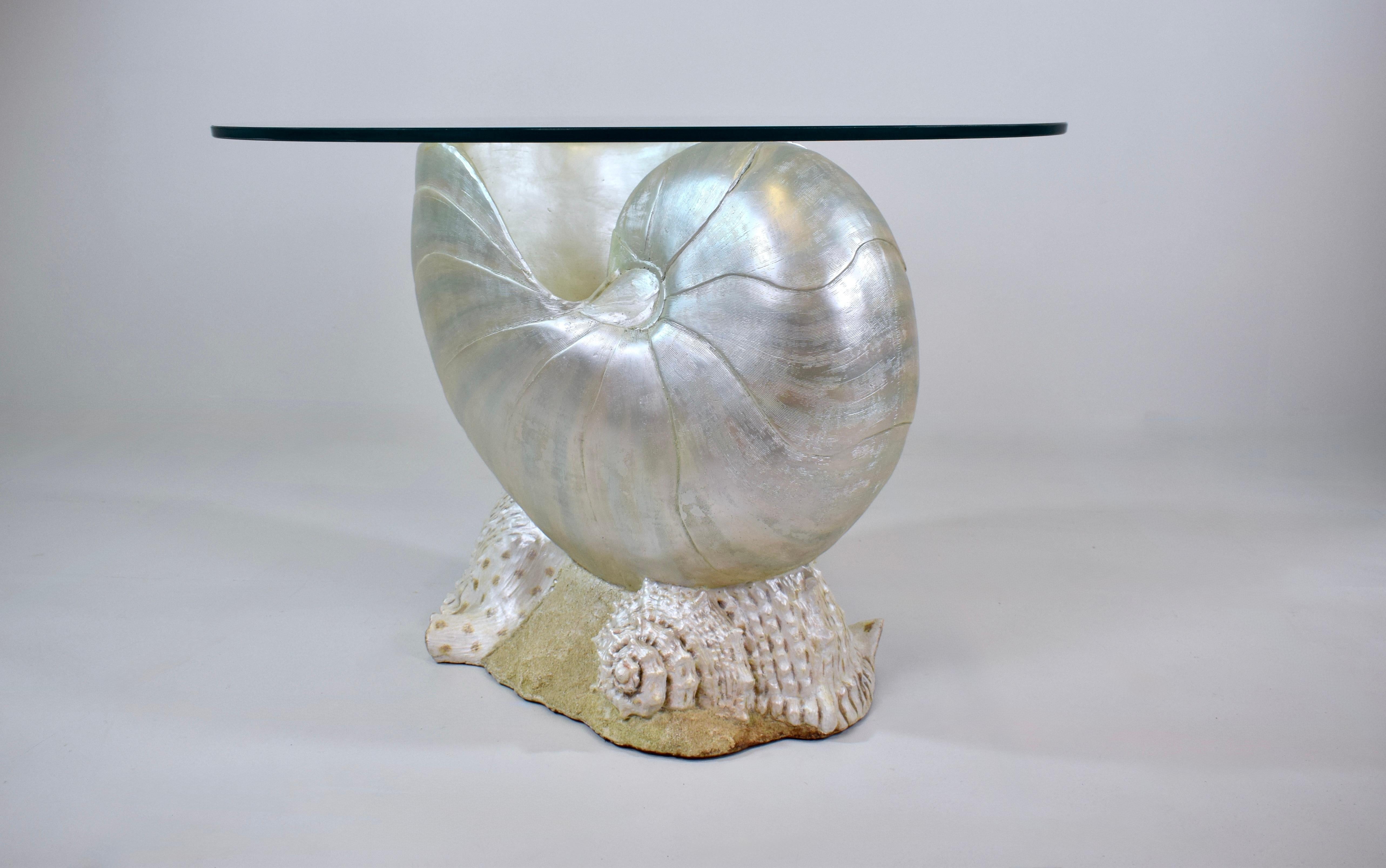 Vintage Palm Beach Nautilus Shell Seashell Resin Cocktail oder Beistelltisch mit benutzerdefinierten Glasplatte.
Wunderschöne perlweiße, opalisierende Oberfläche.