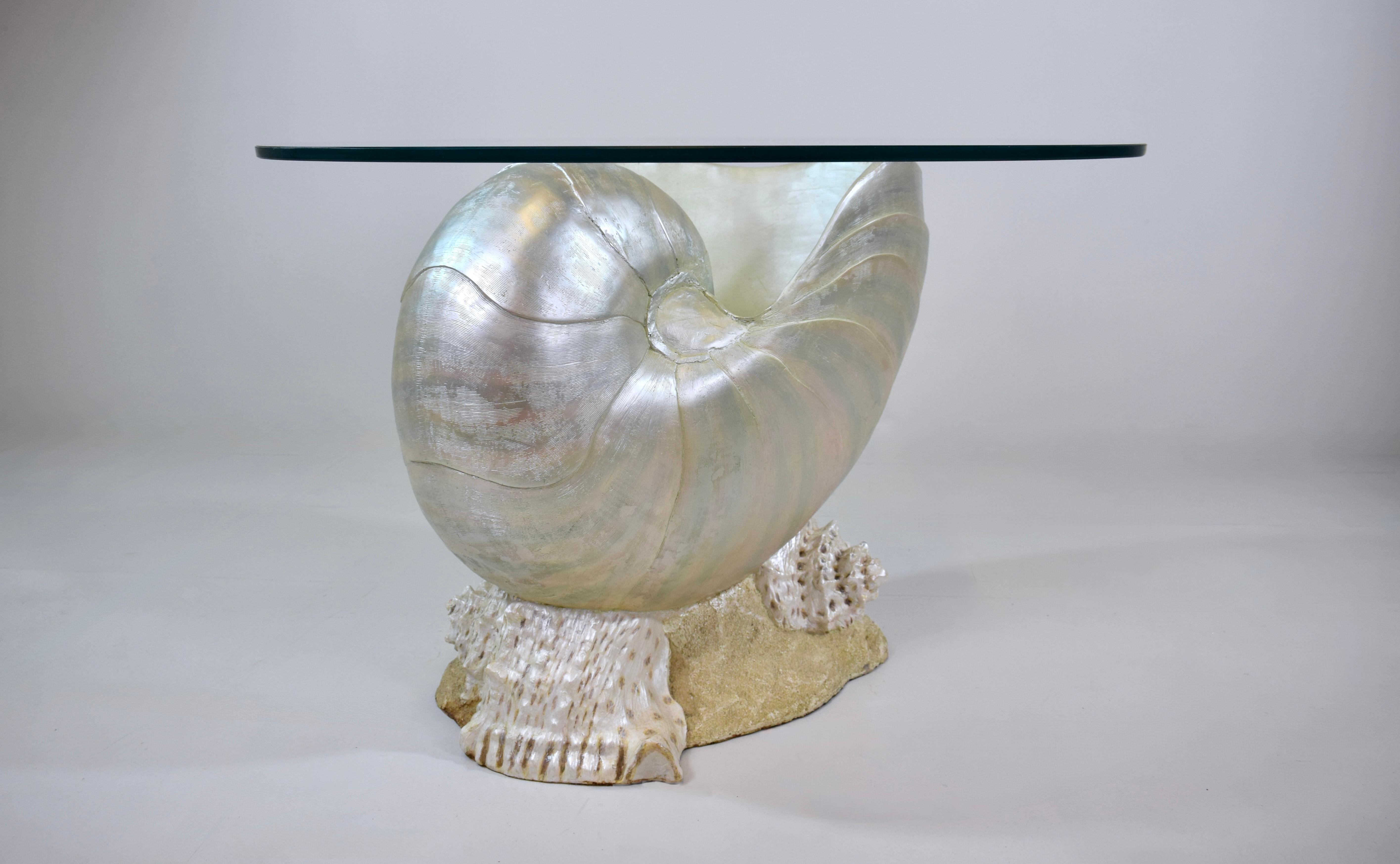 Monumentaler Nautilus Muschel Couchtisch oder Beistelltisch (Unbekannt) im Angebot