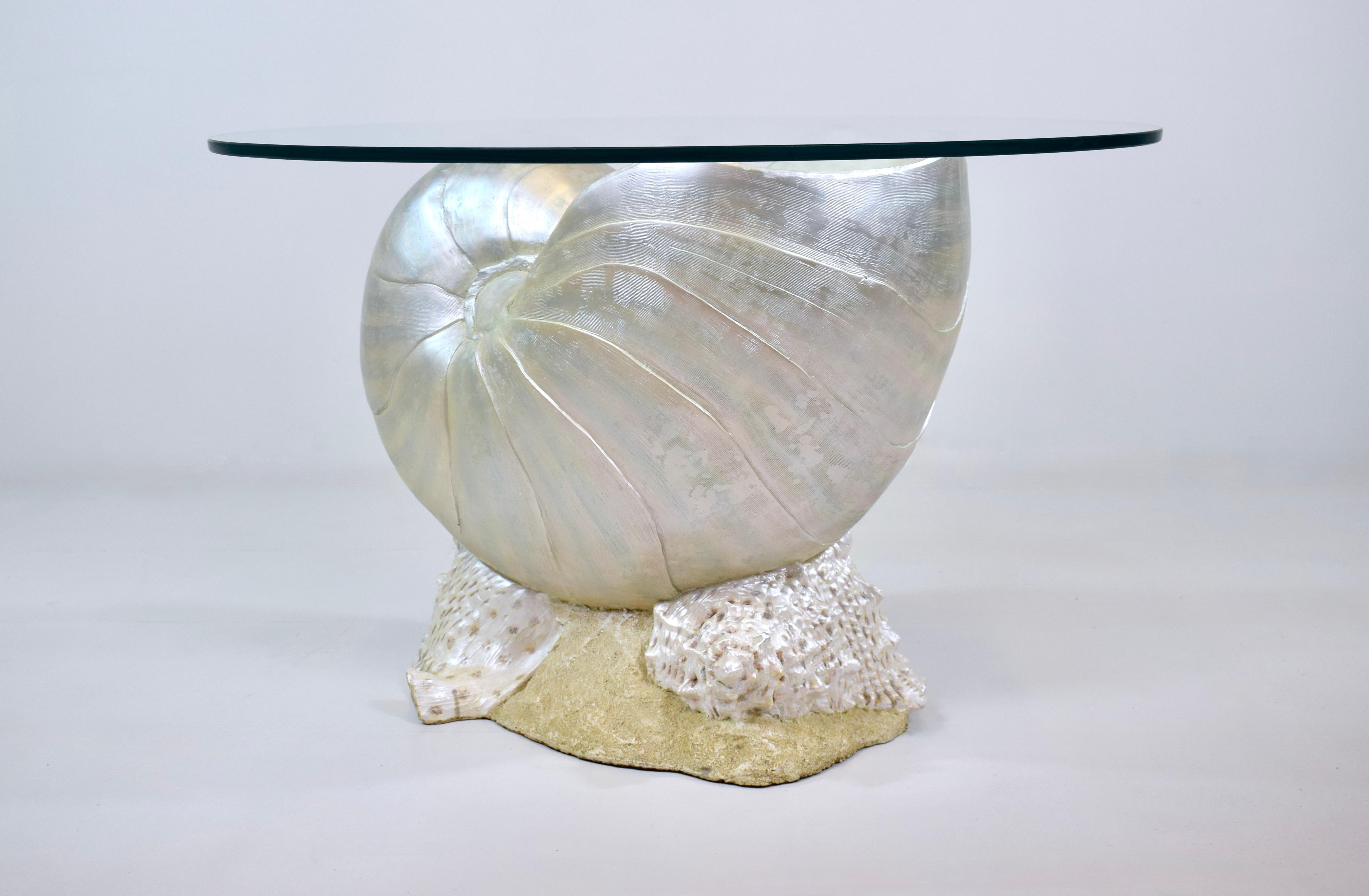 Monumentaler Nautilus Muschel Couchtisch oder Beistelltisch im Zustand „Gut“ im Angebot in Southampton, NJ