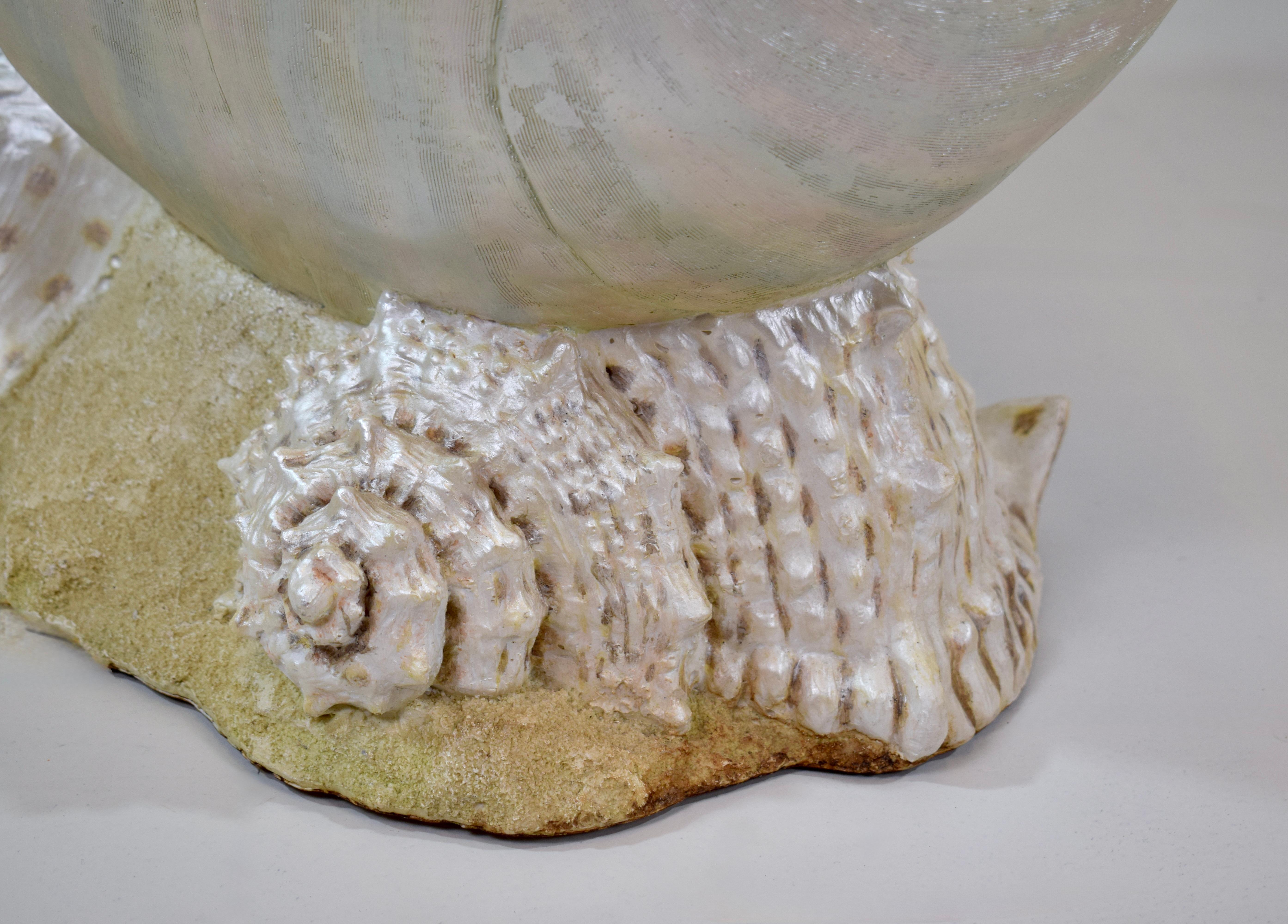 Monumentaler Nautilus Muschel Couchtisch oder Beistelltisch (20. Jahrhundert) im Angebot