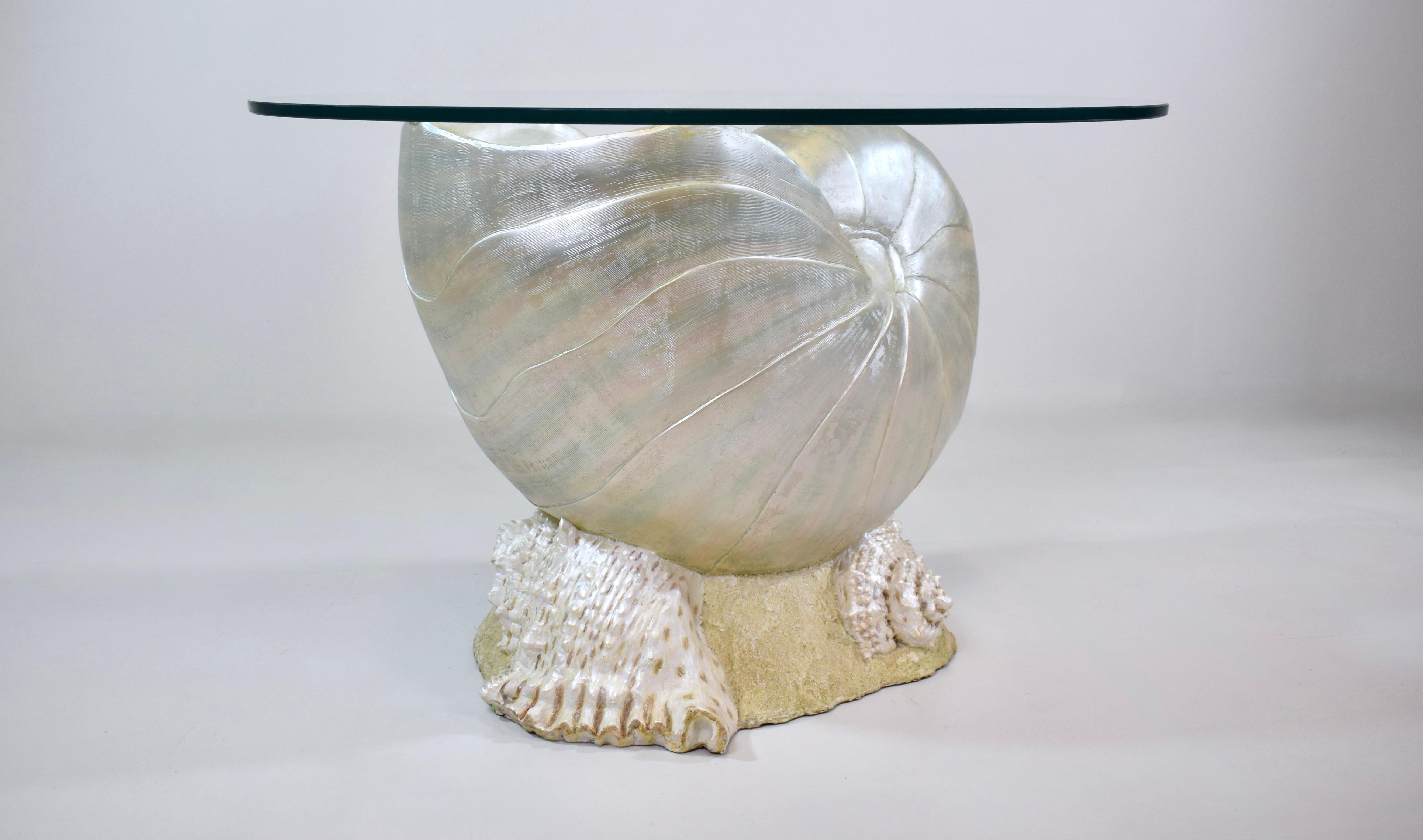 Monumentaler Nautilus Muschel Couchtisch oder Beistelltisch (Glas) im Angebot