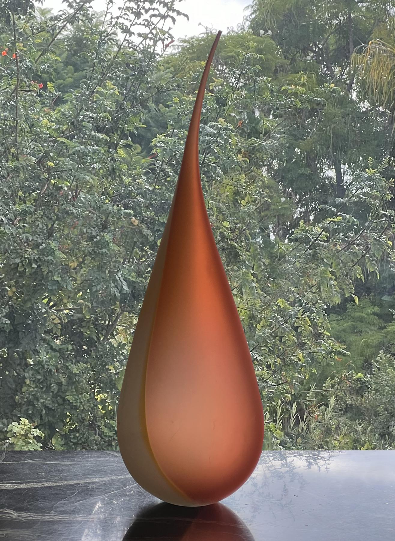 Une étonnante sculpture monumentale en verre dépoli en forme de 