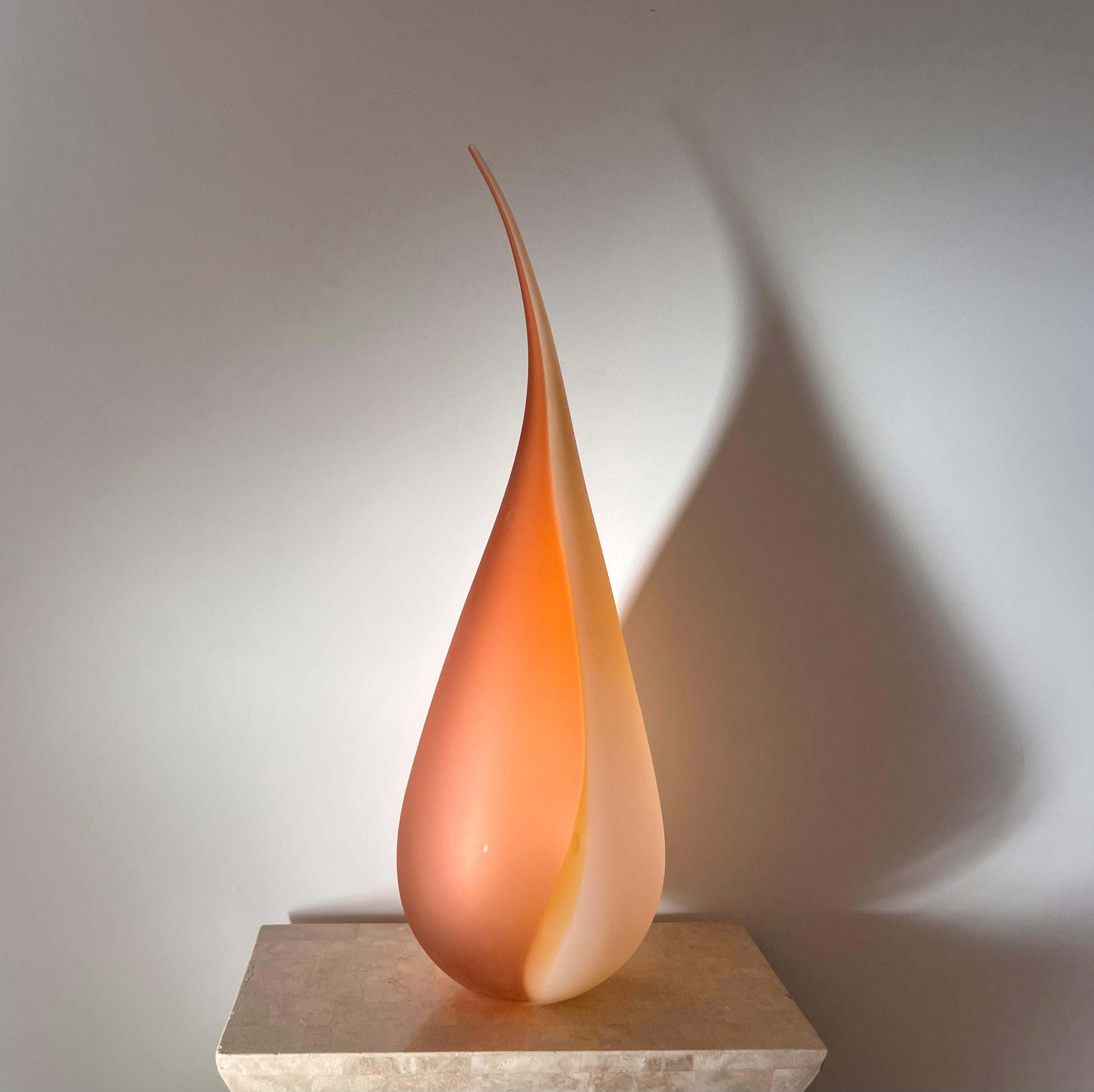 Postmoderne Monumental récipient en verre d'art givré de près de 3 pieds, fin du 20e siècle. en vente