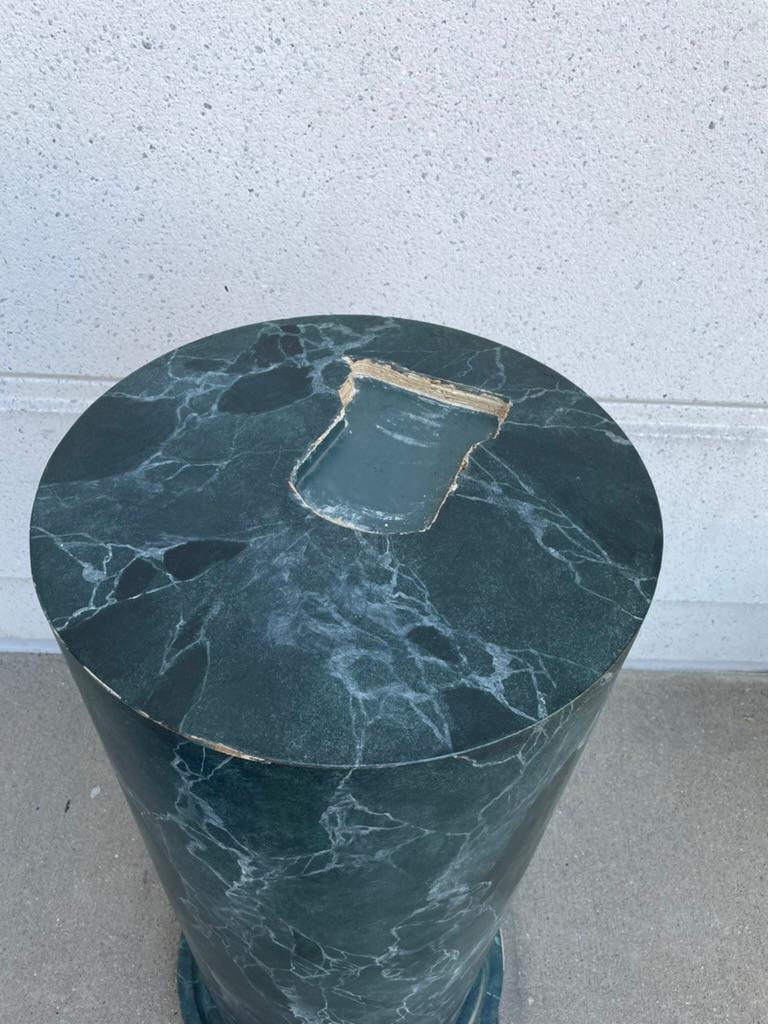 Colonna monumentale neoclassica a forma di finto marmo verde con piedistallo in legno dipinto in vendita 1