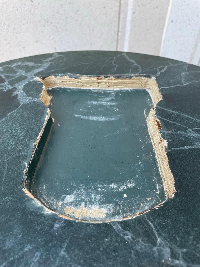 Colonna monumentale neoclassica a forma di finto marmo verde con piedistallo in legno dipinto in vendita 3