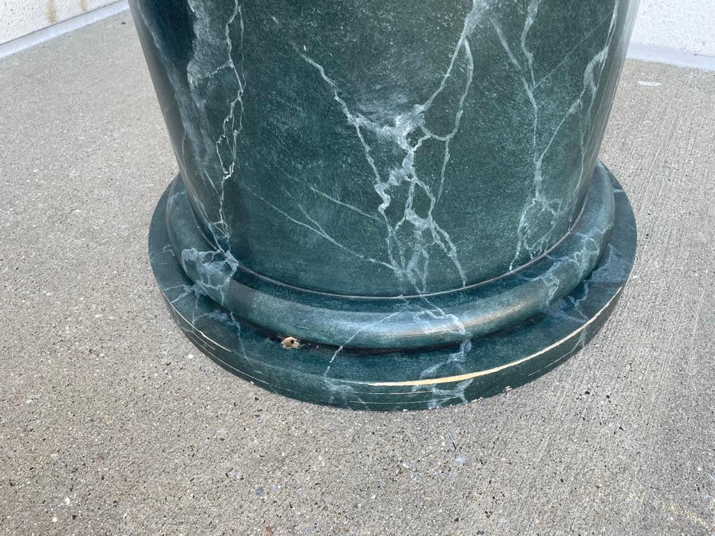 Dipinto a mano Colonna monumentale neoclassica a forma di finto marmo verde con piedistallo in legno dipinto in vendita