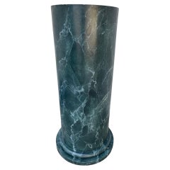 Columna neoclásica monumental con forma de pedestal de madera pintada de falso mármol verde
