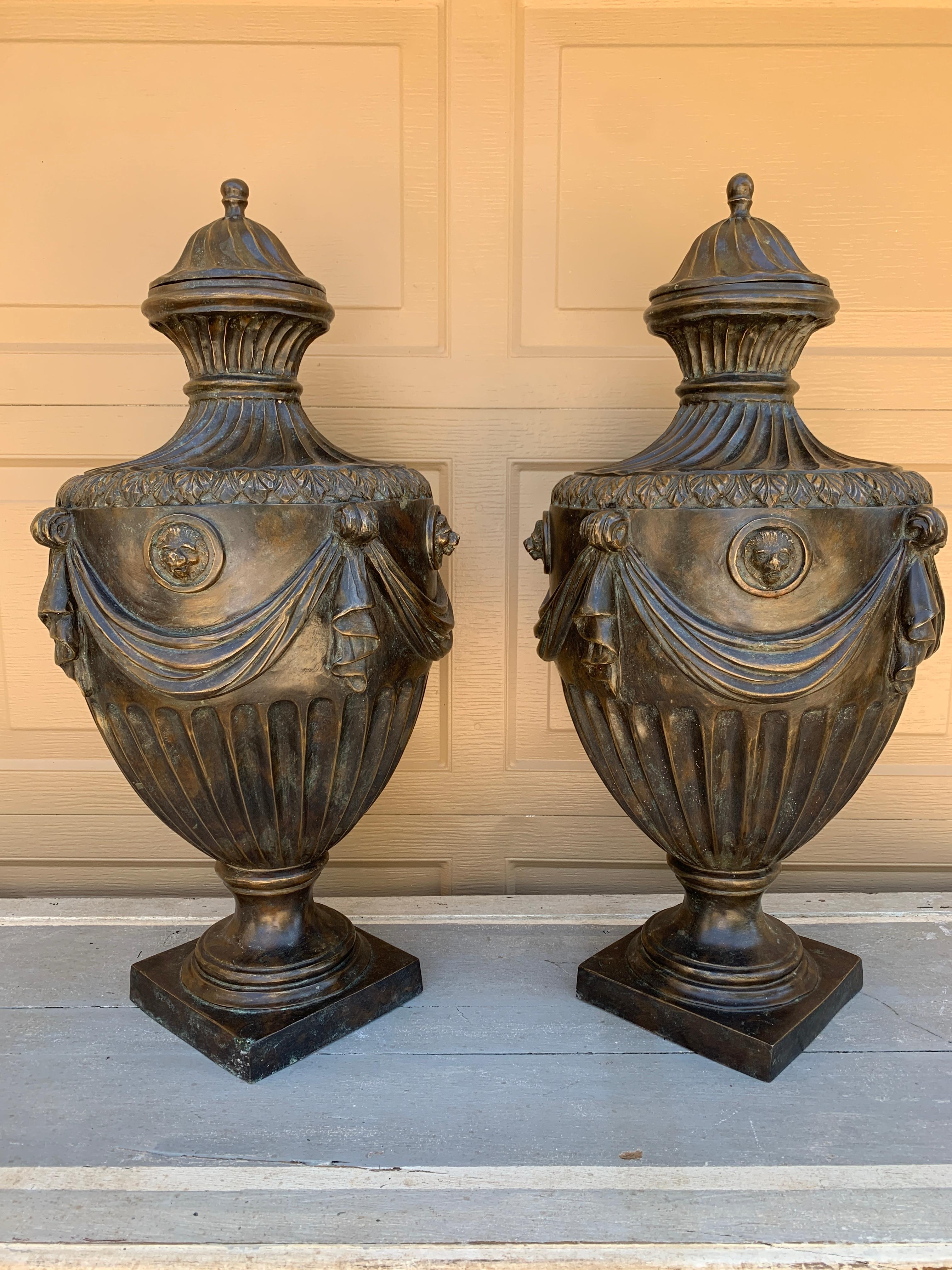 Urnas cubiertas monumentales neoclásicas atribuidas a Maitland Smith, Pareja en venta 5