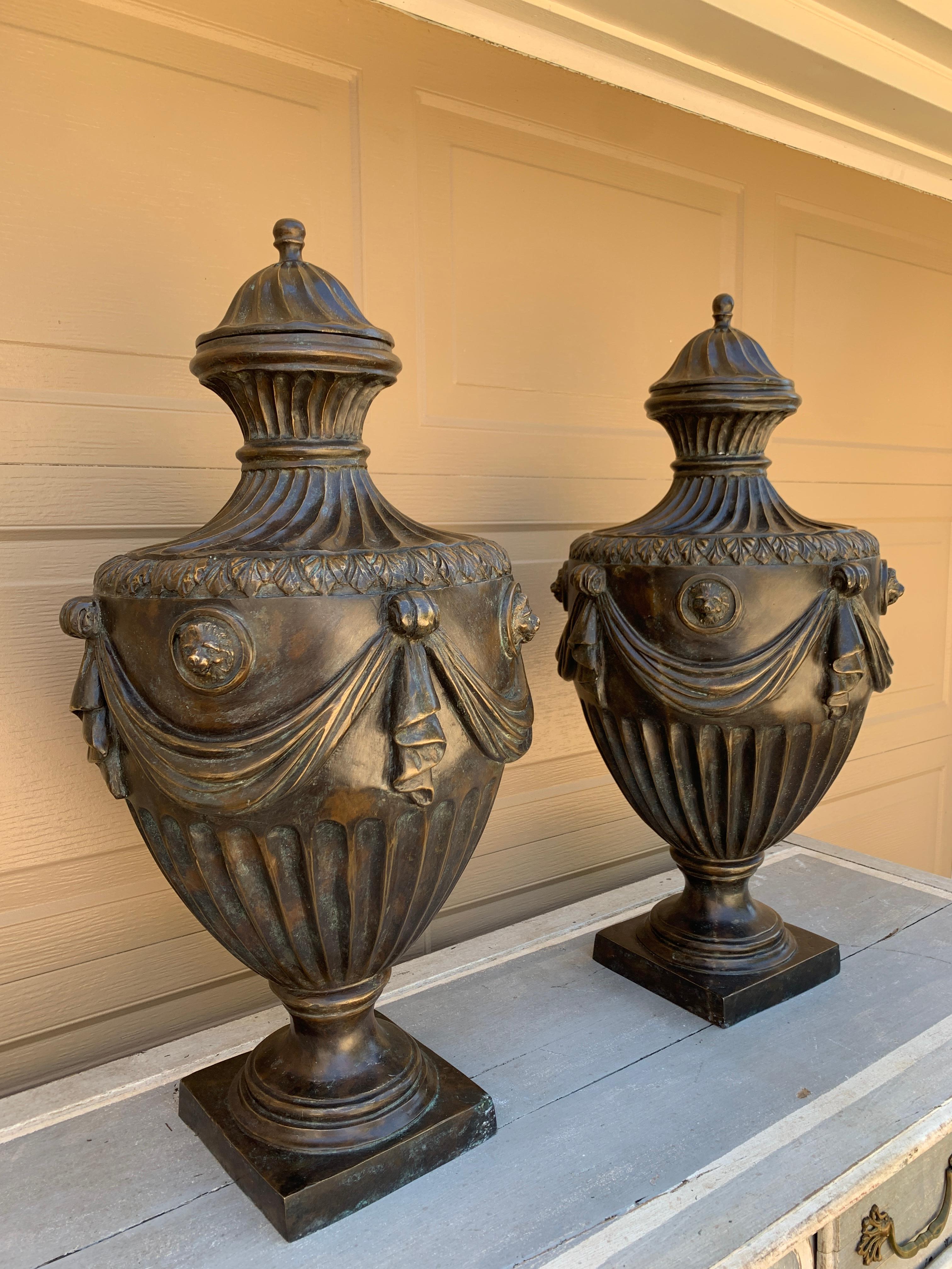 Urnas cubiertas monumentales neoclásicas atribuidas a Maitland Smith, Pareja Estadounidense en venta