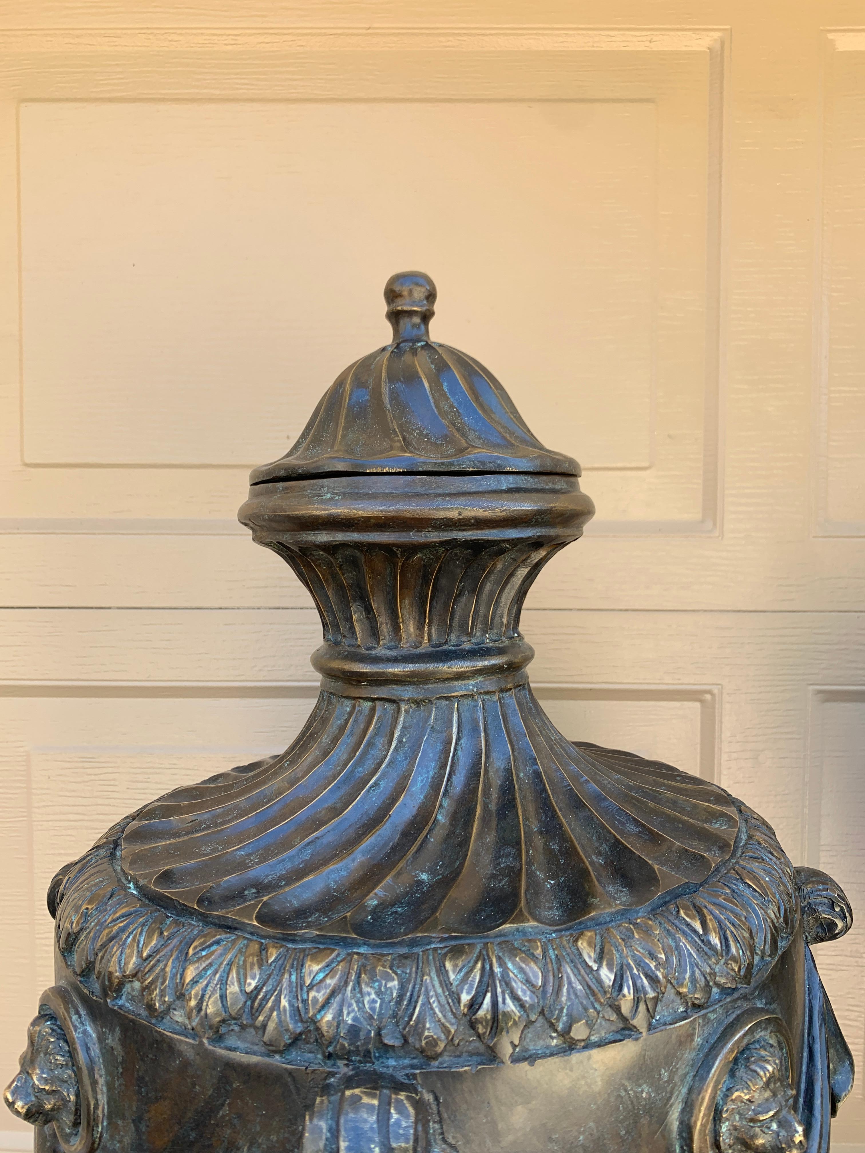 Urnas cubiertas monumentales neoclásicas atribuidas a Maitland Smith, Pareja en Bueno estado para la venta en Elkhart, IN