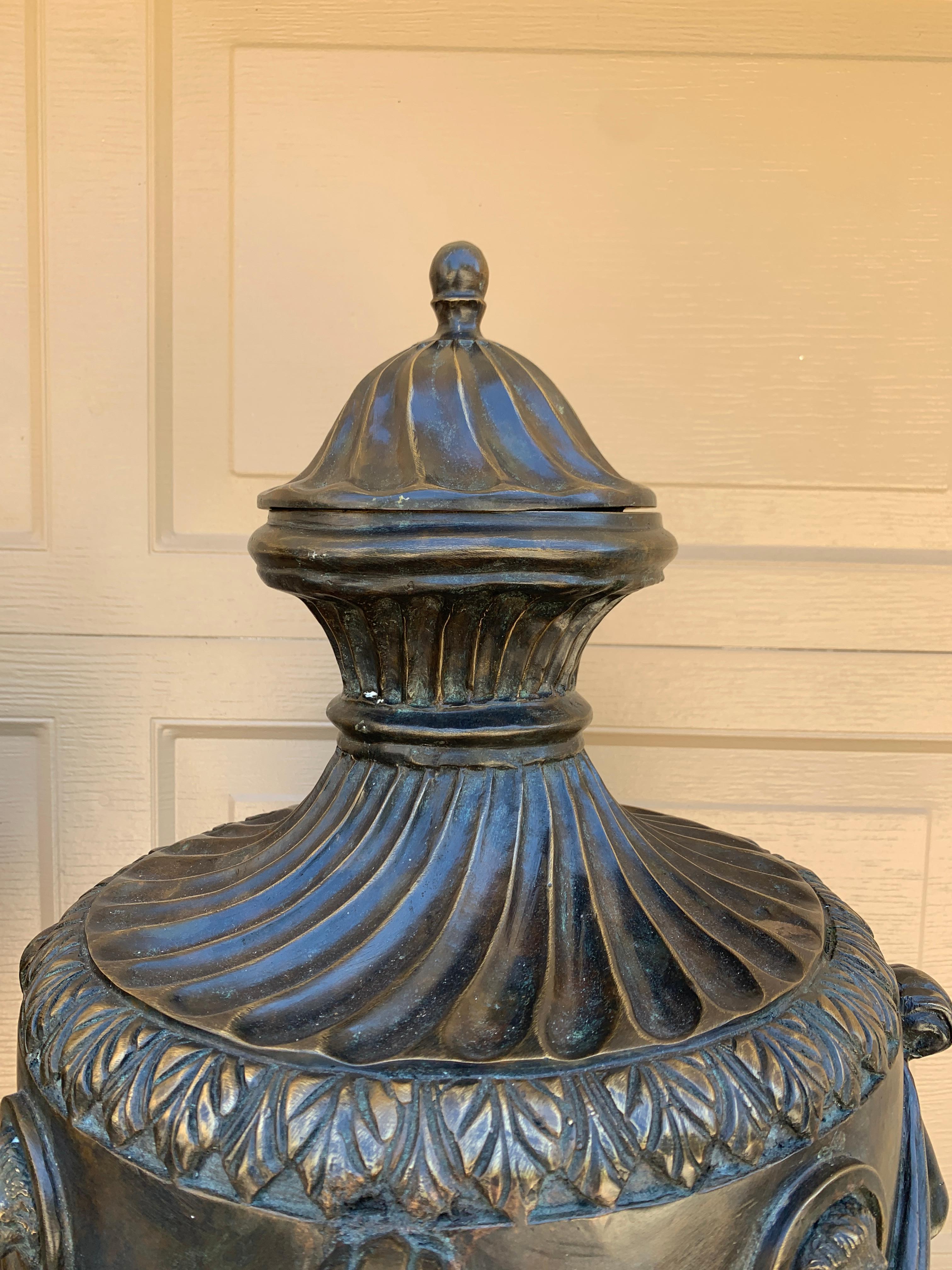 Urnas cubiertas monumentales neoclásicas atribuidas a Maitland Smith, Pareja en venta 1