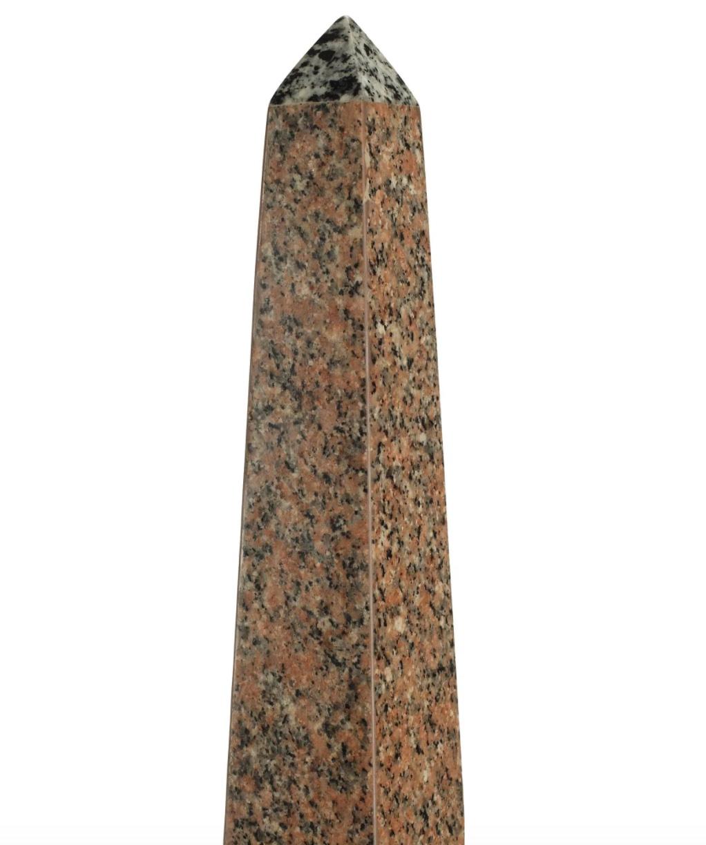 Una splendida coppia di obelischi monumentali in stile neoclassico o Grand Tour in marmo massiccio rosa, grigio, marrone e nero su piedistalli in marmo massiccio. 

Italia, circa inizio XX secolo

Marmo massiccio con montature in ormolu in stile