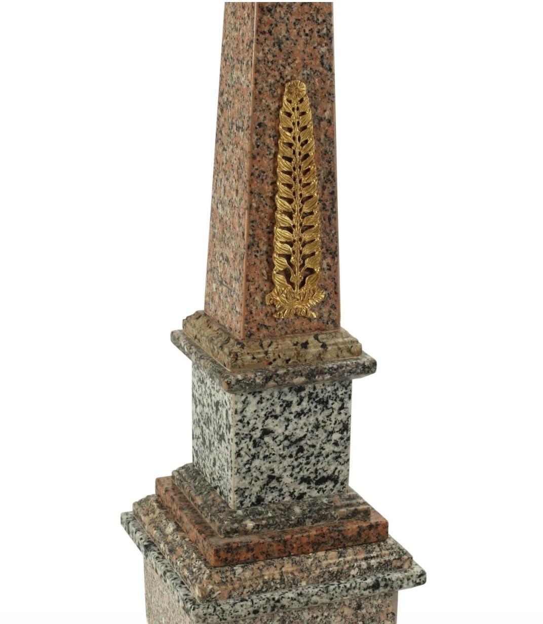 Grand Tour Obelischi monumentali neoclassici in marmo con montatura in ormolu su piedistalli in vendita