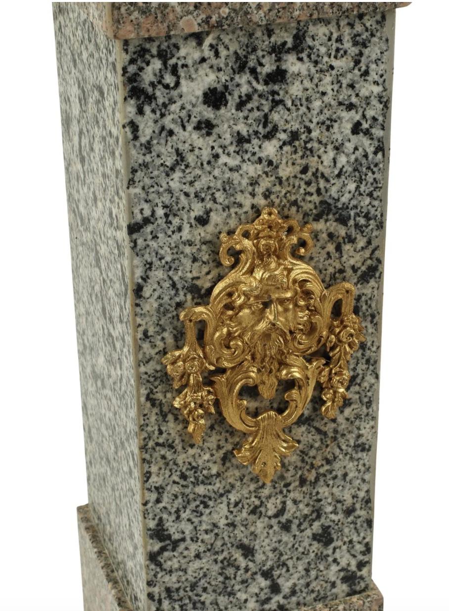 Italiano Obelischi monumentali neoclassici in marmo con montatura in ormolu su piedistalli in vendita
