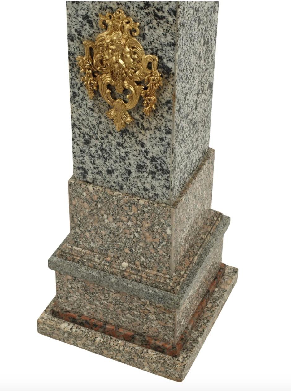Obelischi monumentali neoclassici in marmo con montatura in ormolu su piedistalli In condizioni buone in vendita a Elkhart, IN