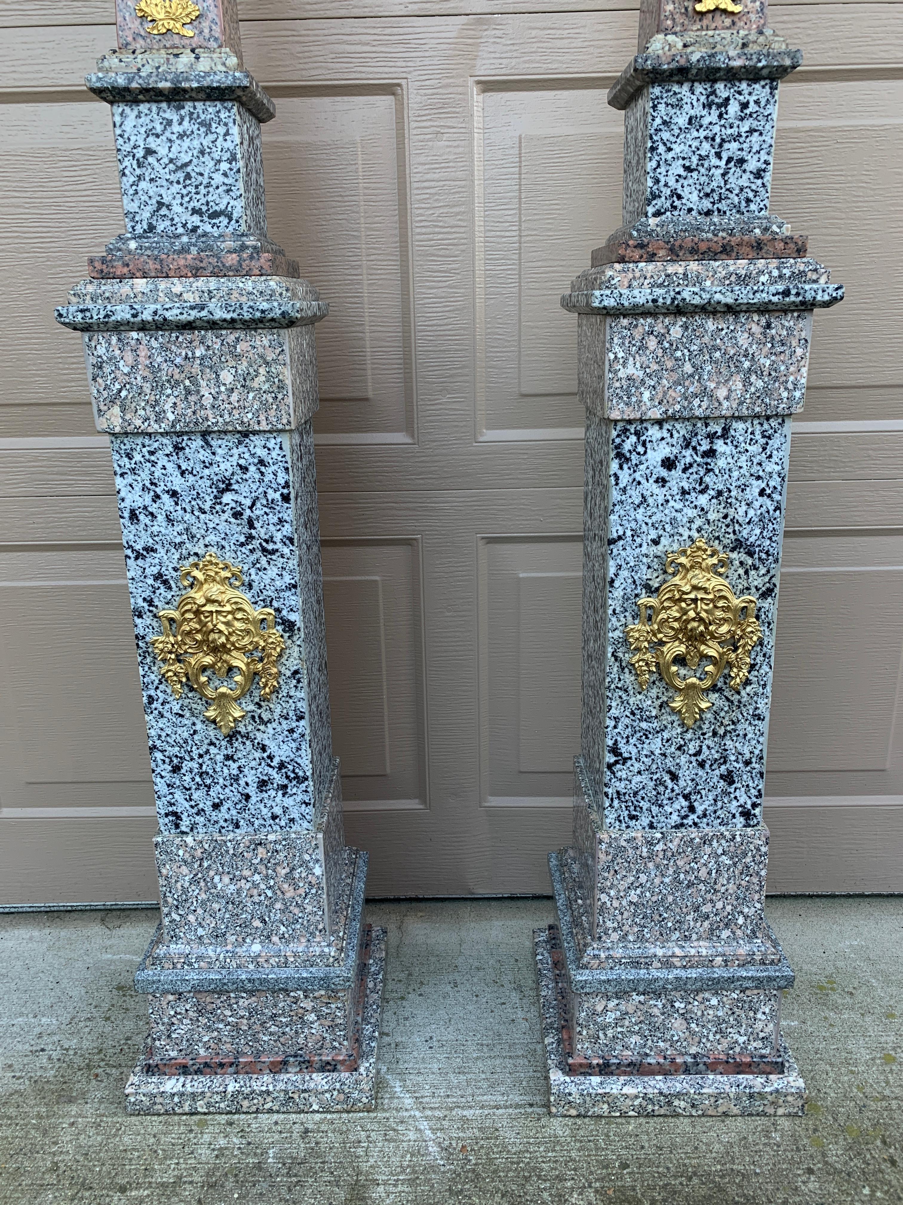 Obelischi monumentali neoclassici in marmo con montatura in ormolu su piedistalli in vendita 1
