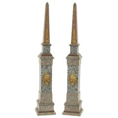 Obelischi monumentali neoclassici in marmo con montatura in ormolu su piedistalli