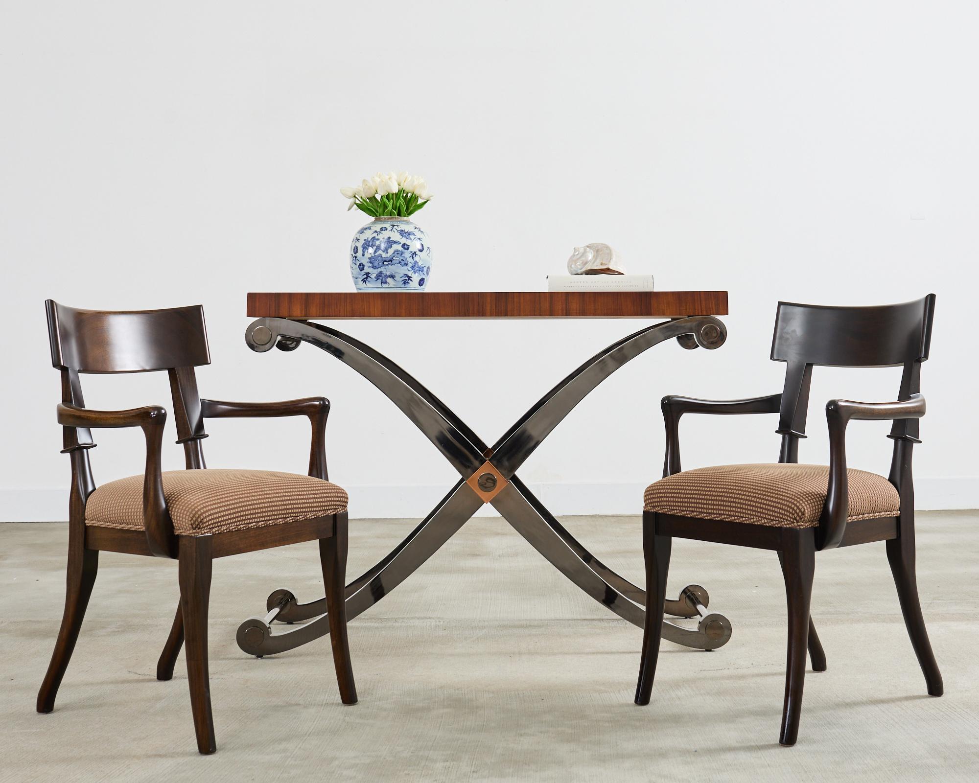 Superbe table console ou table de centre de style néoclassique avec un pied curule en forme de X. La base est en fer épais. Le fer est surmonté d'une plaque de placage d'acajou de 2,5 pouces d'épaisseur qui met en valeur les riches veines du bois.