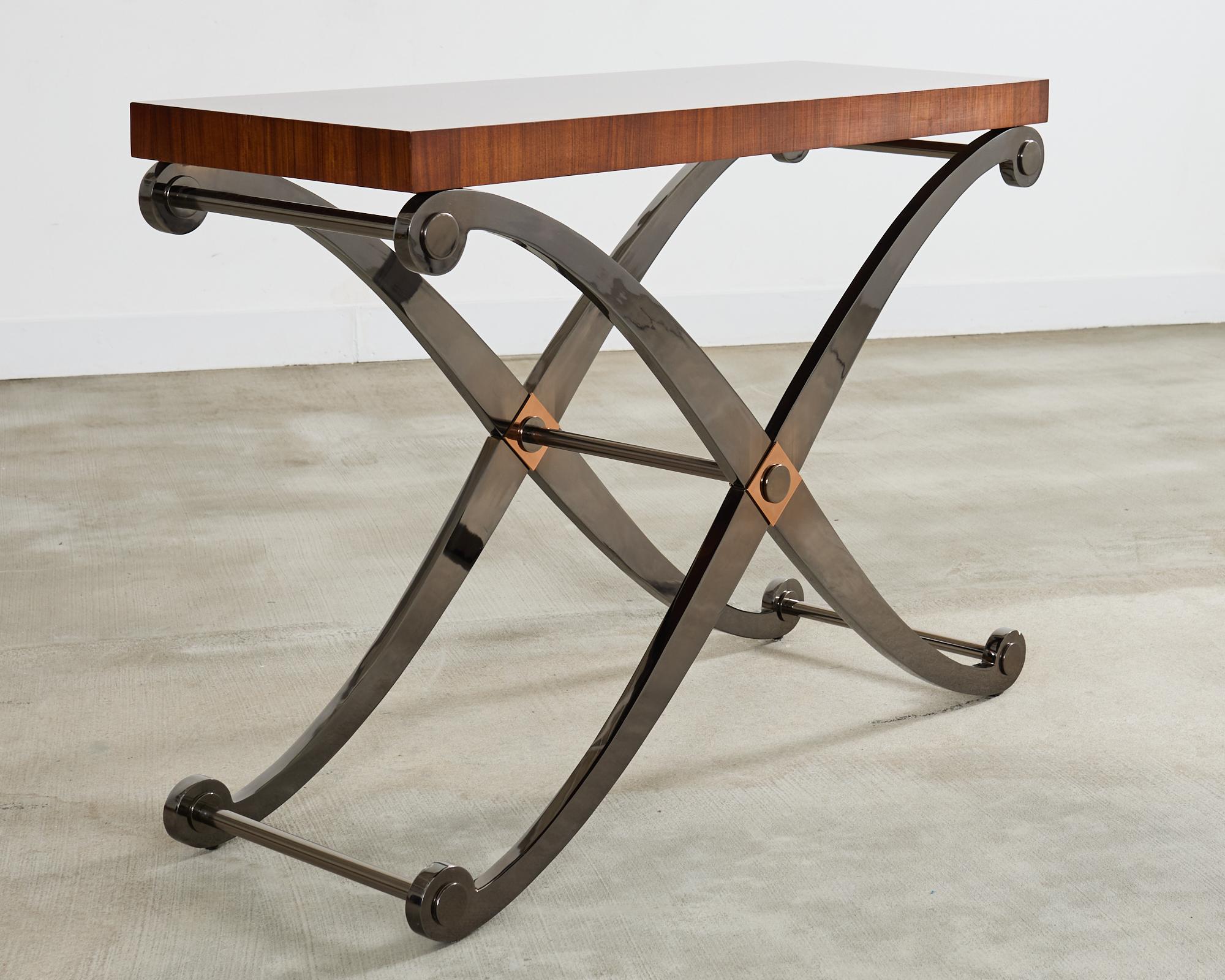 Anodisé Table console monumentale de style néoclassique à base de fer Curule en vente