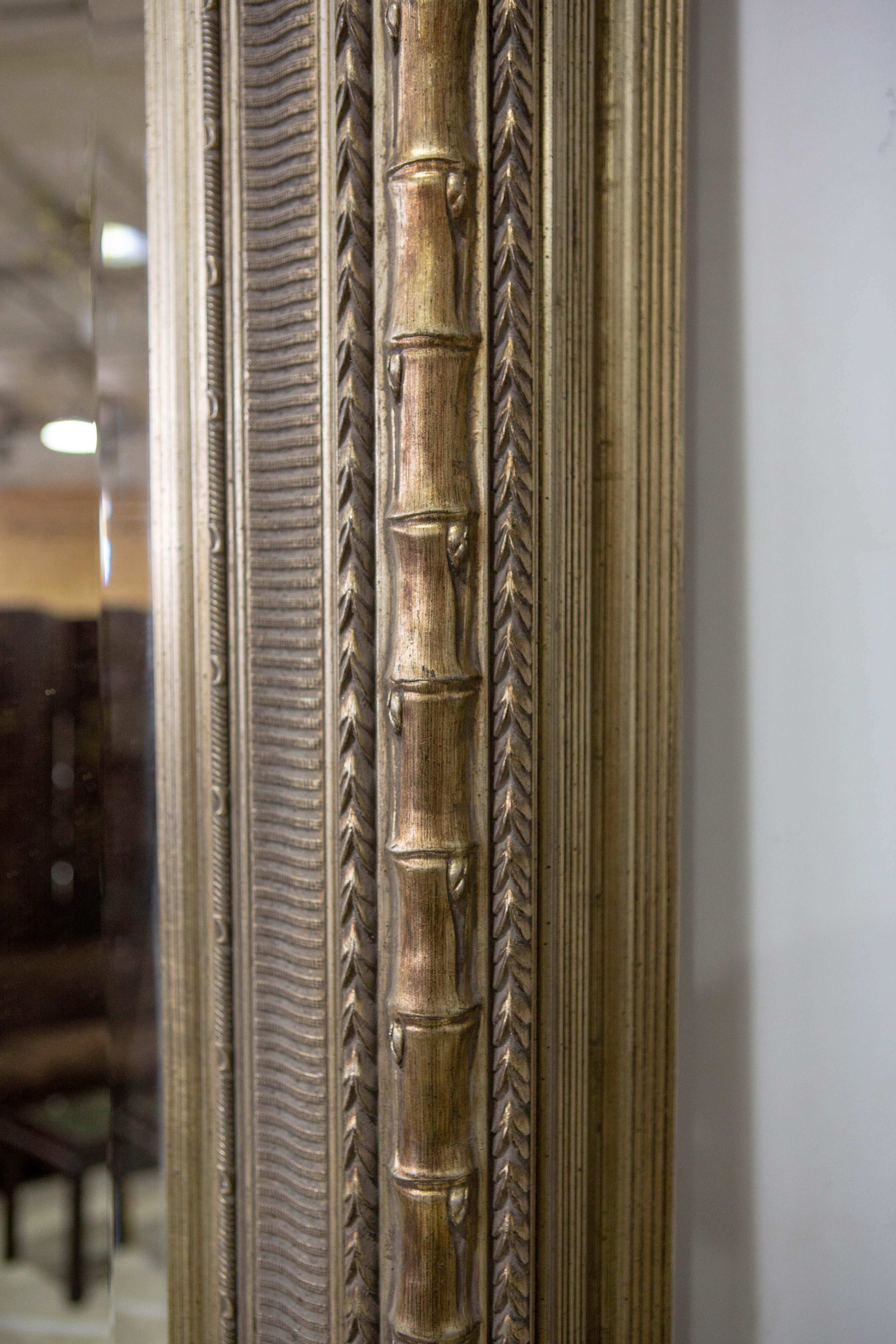 Monumentaler Metall-Spiegel im neoklassischen Stil (Neoklassisch) im Angebot