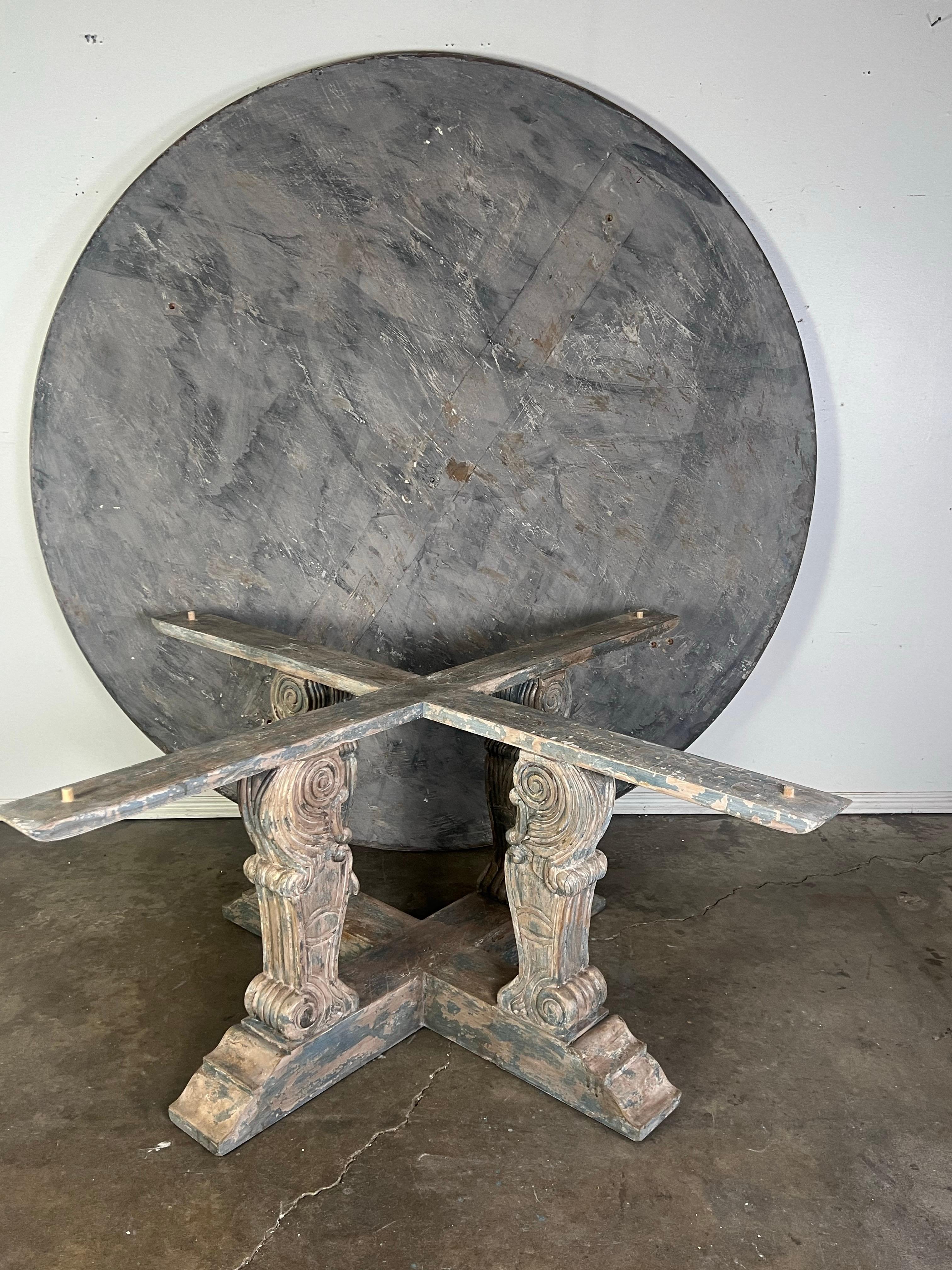 Table de salle à manger monumentale peinte de style néoclassique en vente 3
