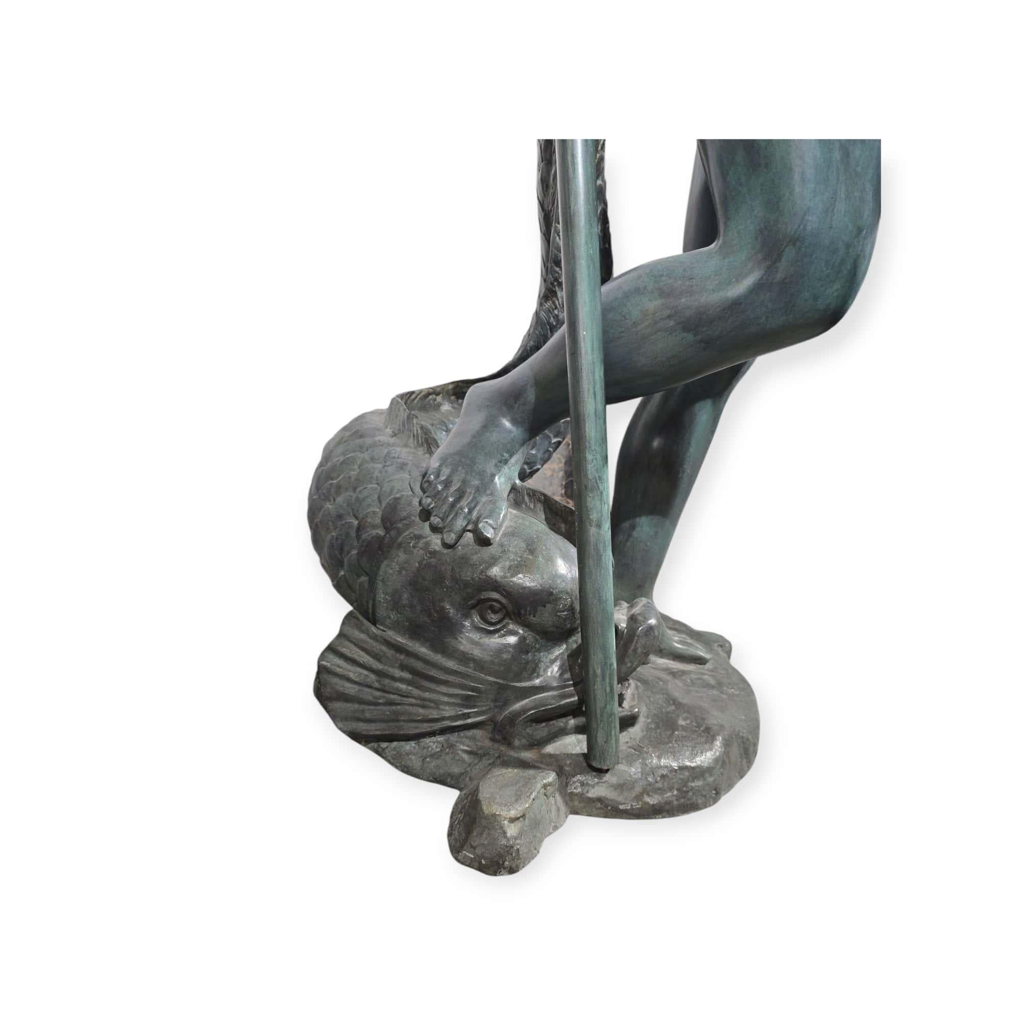 Statue monumentale en bronze du dieu Neptune avec finition patinée. Créée dans les années 1970, cette pièce est en bon état. Sa hauteur impressionnante et sa qualité de fabrication en font une pièce remarquable pour les espaces intérieurs et