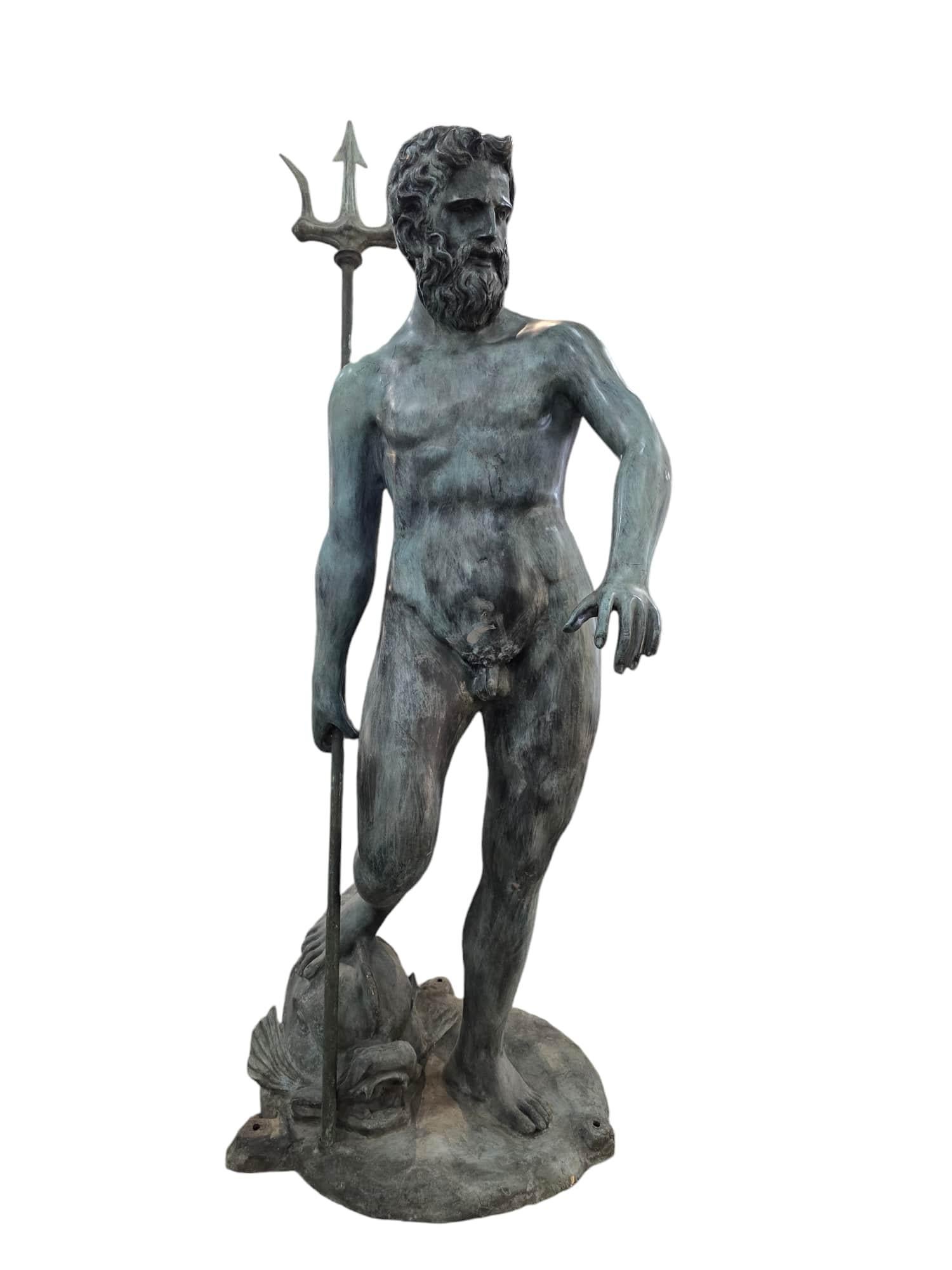 Statue monumentale en bronze du dieu Neptune avec finition patinée. Créée dans les années 1970, cette pièce est en bon état. Sa hauteur impressionnante et sa qualité de fabrication en font une pièce remarquable pour les espaces intérieurs et
