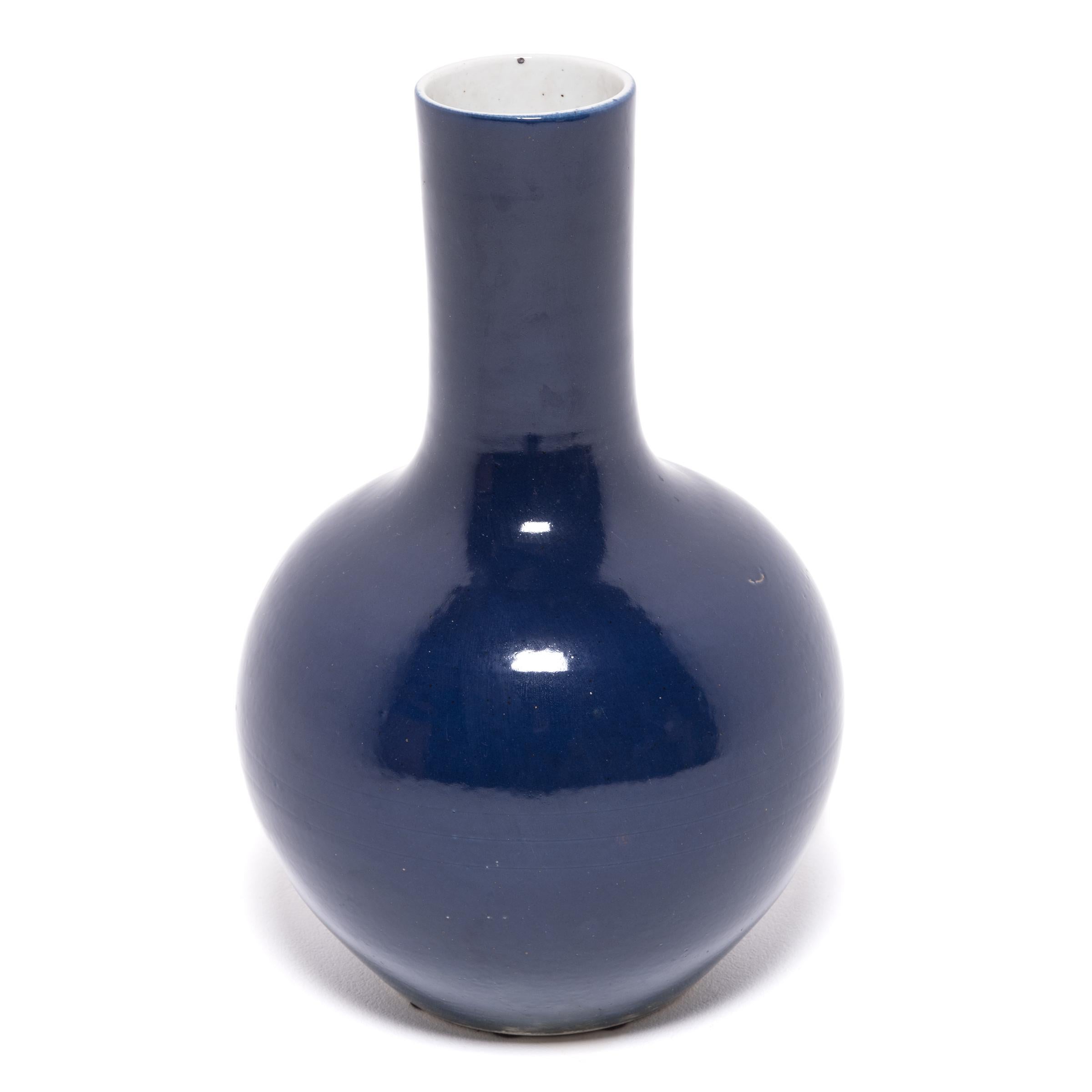Minimaliste Vase col roulé cobalt en vente