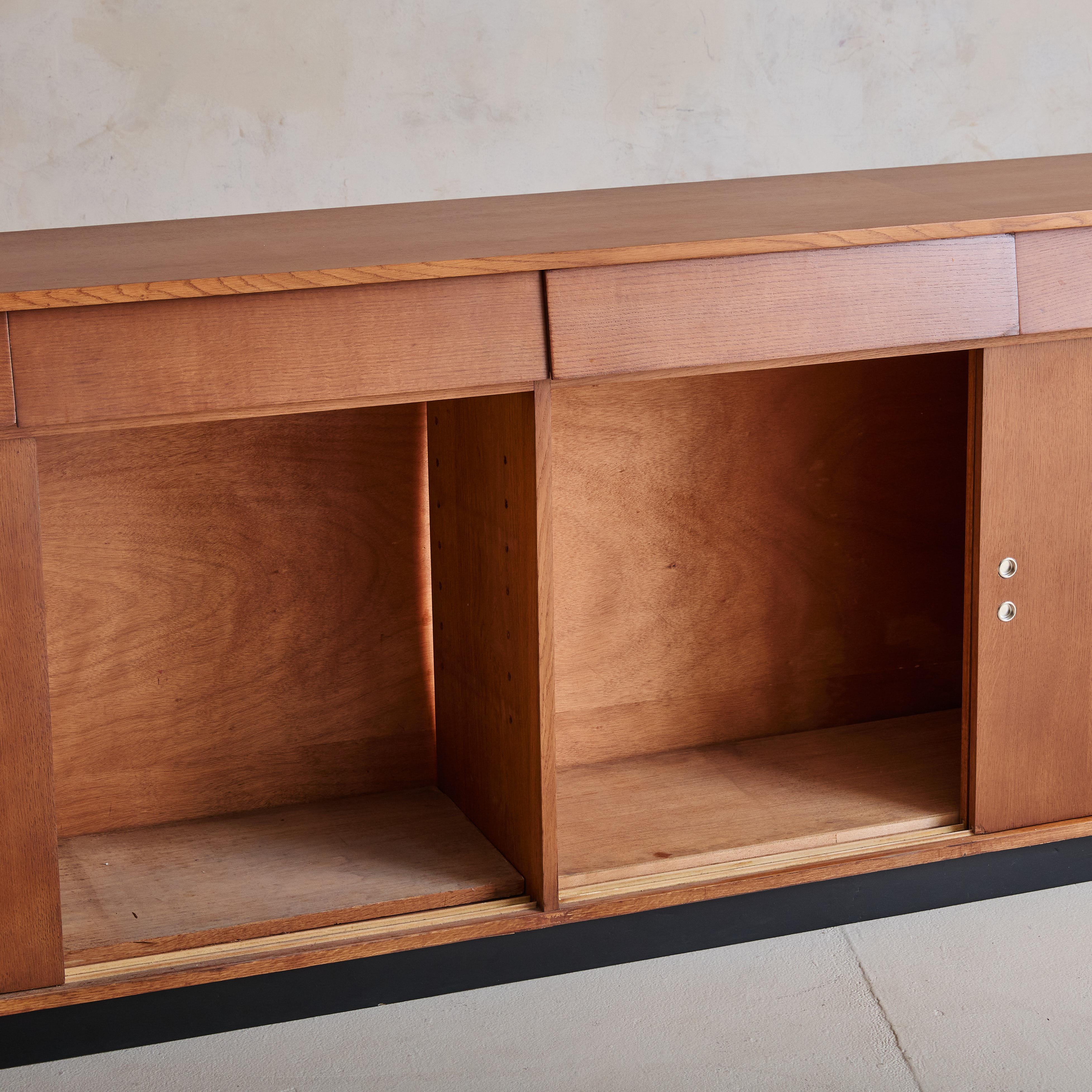 Ein monumentaler französischer Schrank aus den 1950er Jahren, der in einem Geschäft in Südfrankreich erworben wurde. Dieses großformatige Möbelstück verfügt über sechs Schiebetüren mit silberfarbenen Beschlägen, die sich öffnen lassen, um