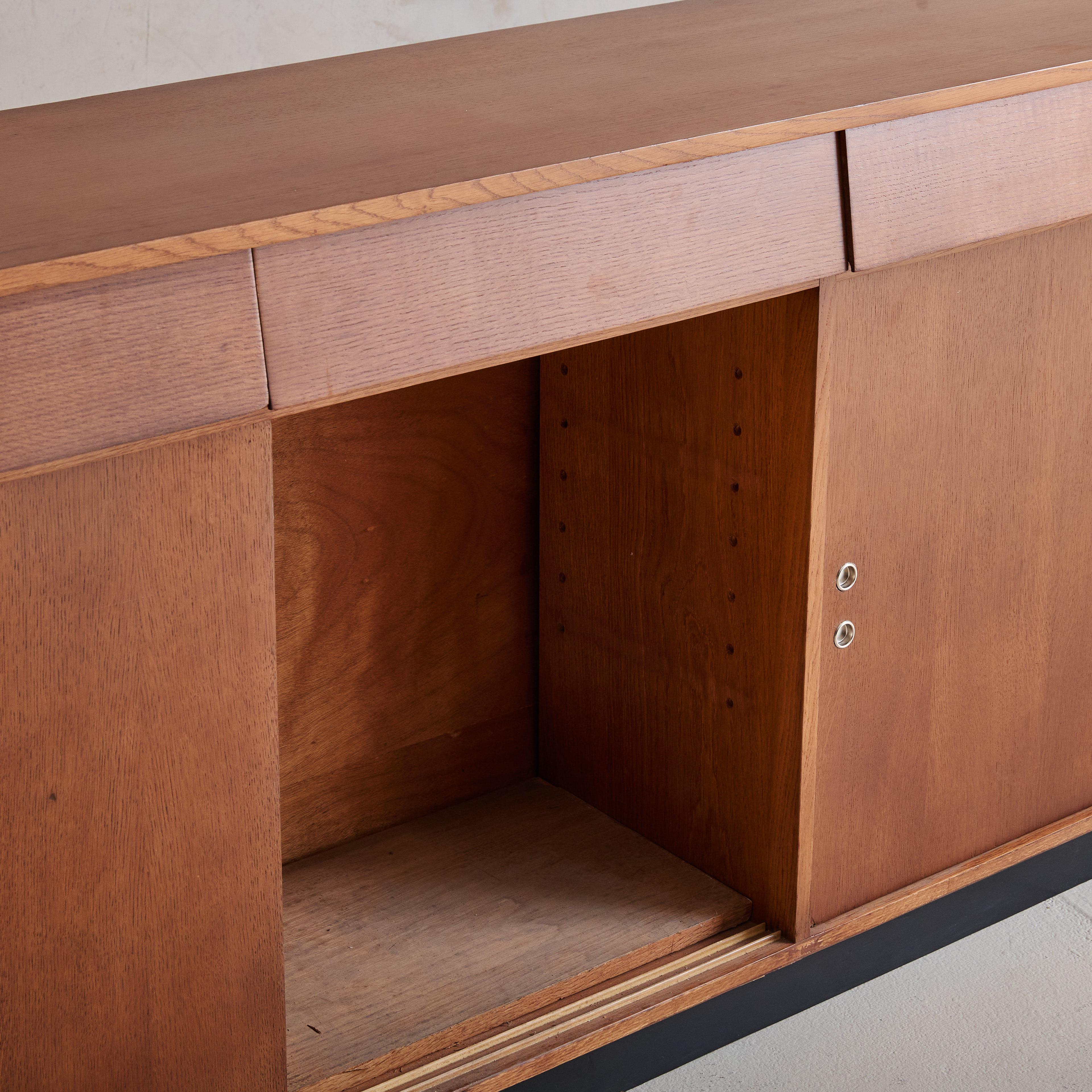 Monumentaler Shop-Schrank aus Eiche mit Schubladen, Frankreich 1950er Jahre im Zustand „Hervorragend“ in Chicago, IL