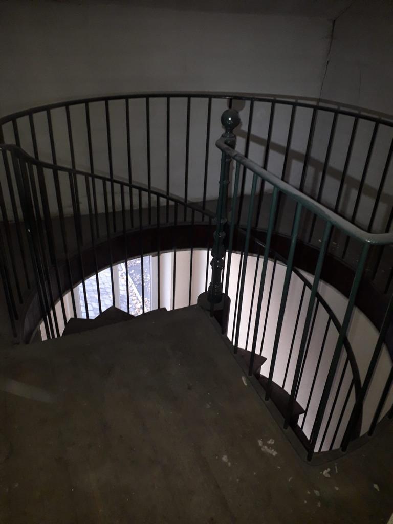 Monumentale scala a chiocciola in rovere con enorme tronco di Oak in un unico pezzo ± 450 cm in vendita 8