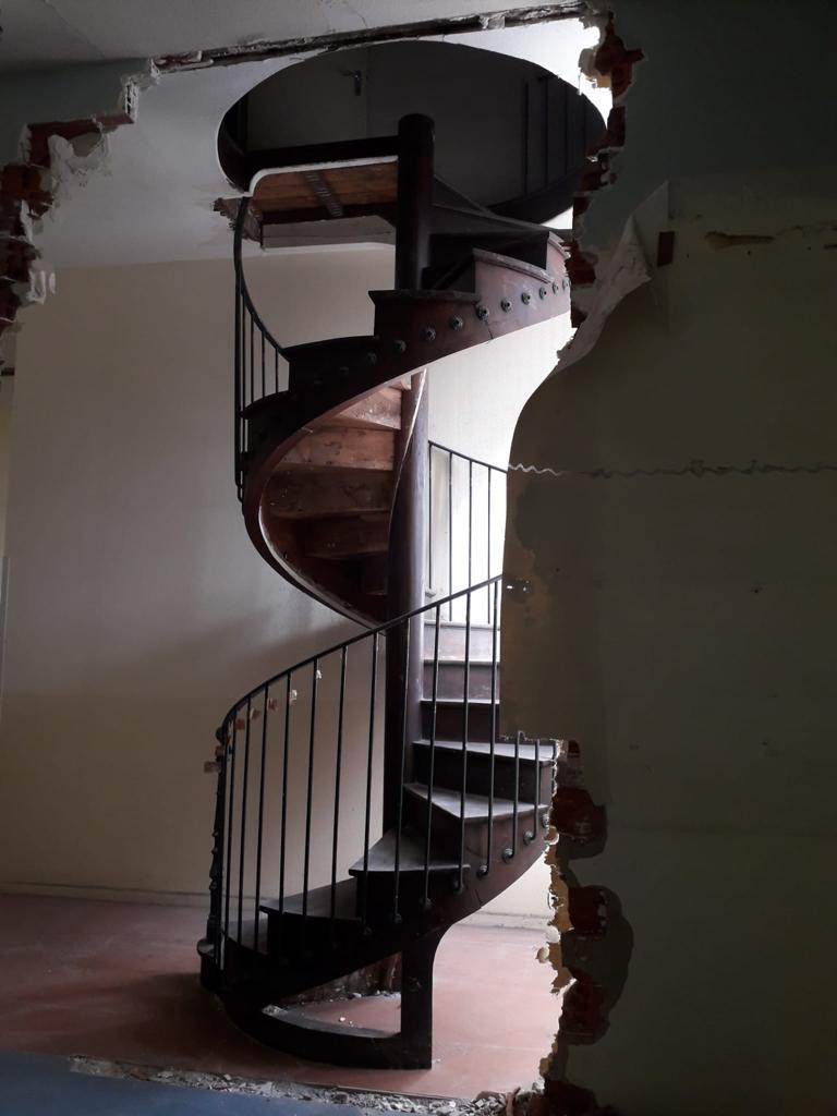 Monumental Oak Spiral Staircase With Massive Oak Trunk in One Piece ± 450 cm For Sale 7